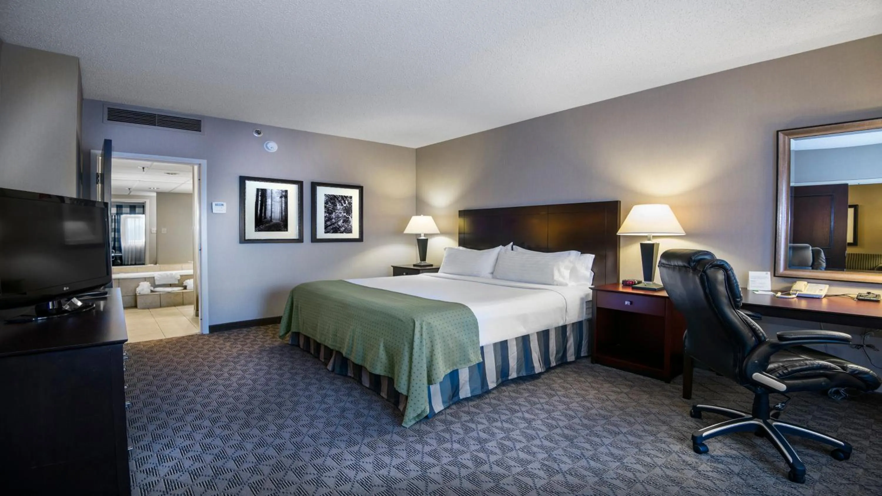 Photo of the whole room, Bed in Holiday Inn Springdale-Fayetteville Area by IHG
