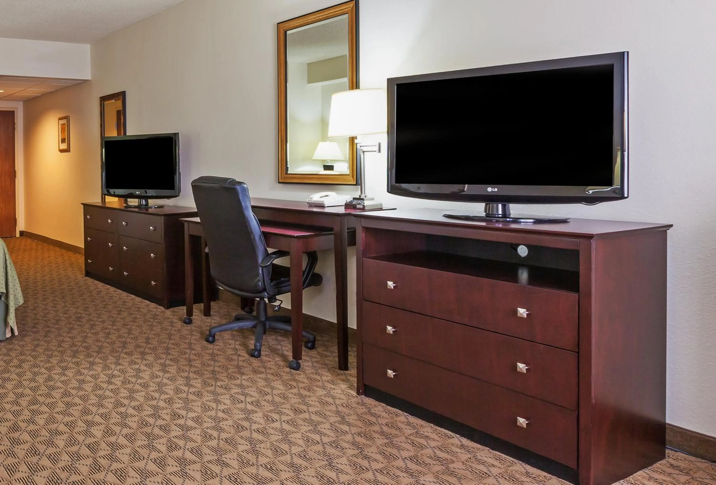 Photo of the whole room in Holiday Inn Springdale-Fayetteville Area by IHG