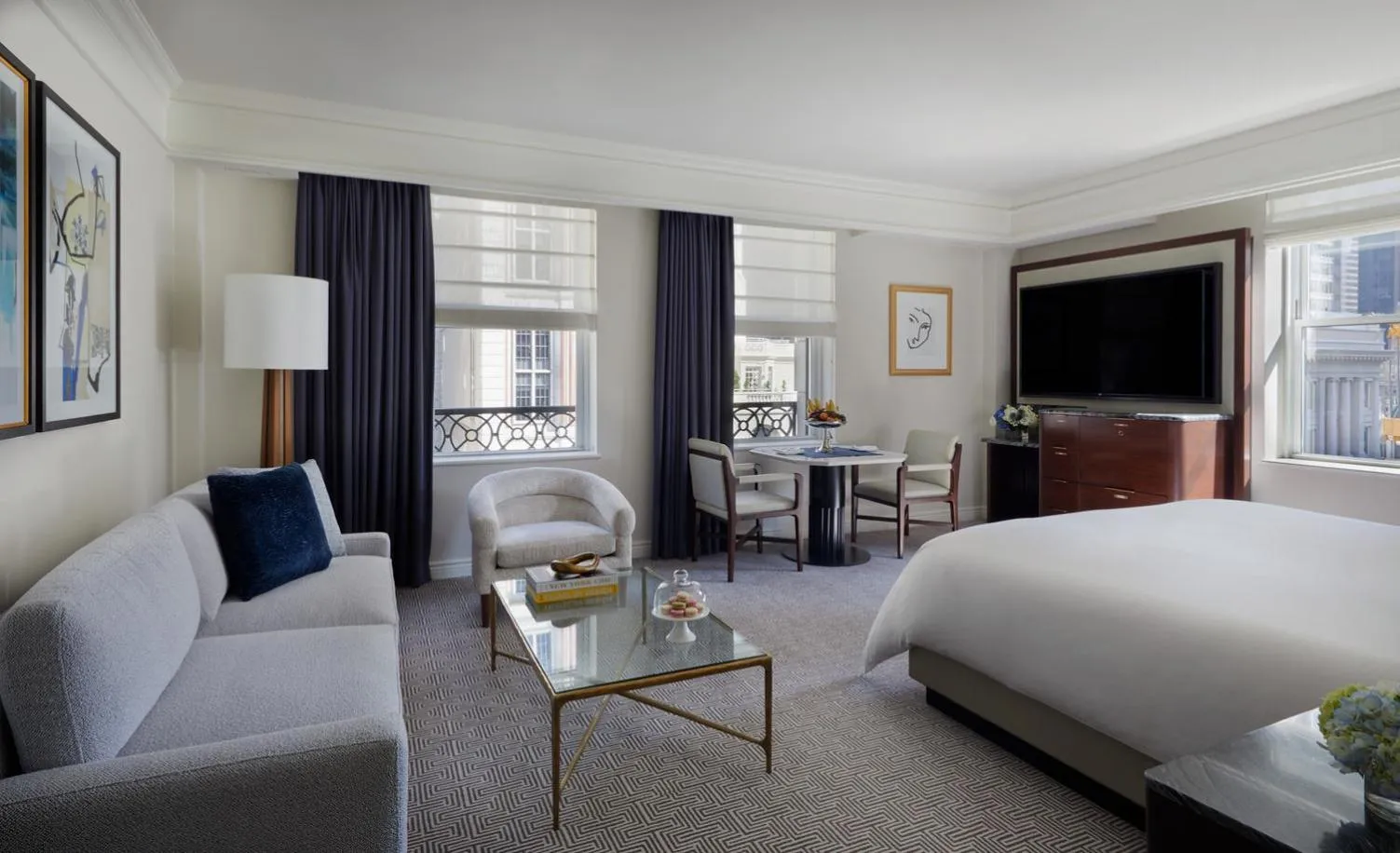 Seating area, Bed in The Peninsula New York