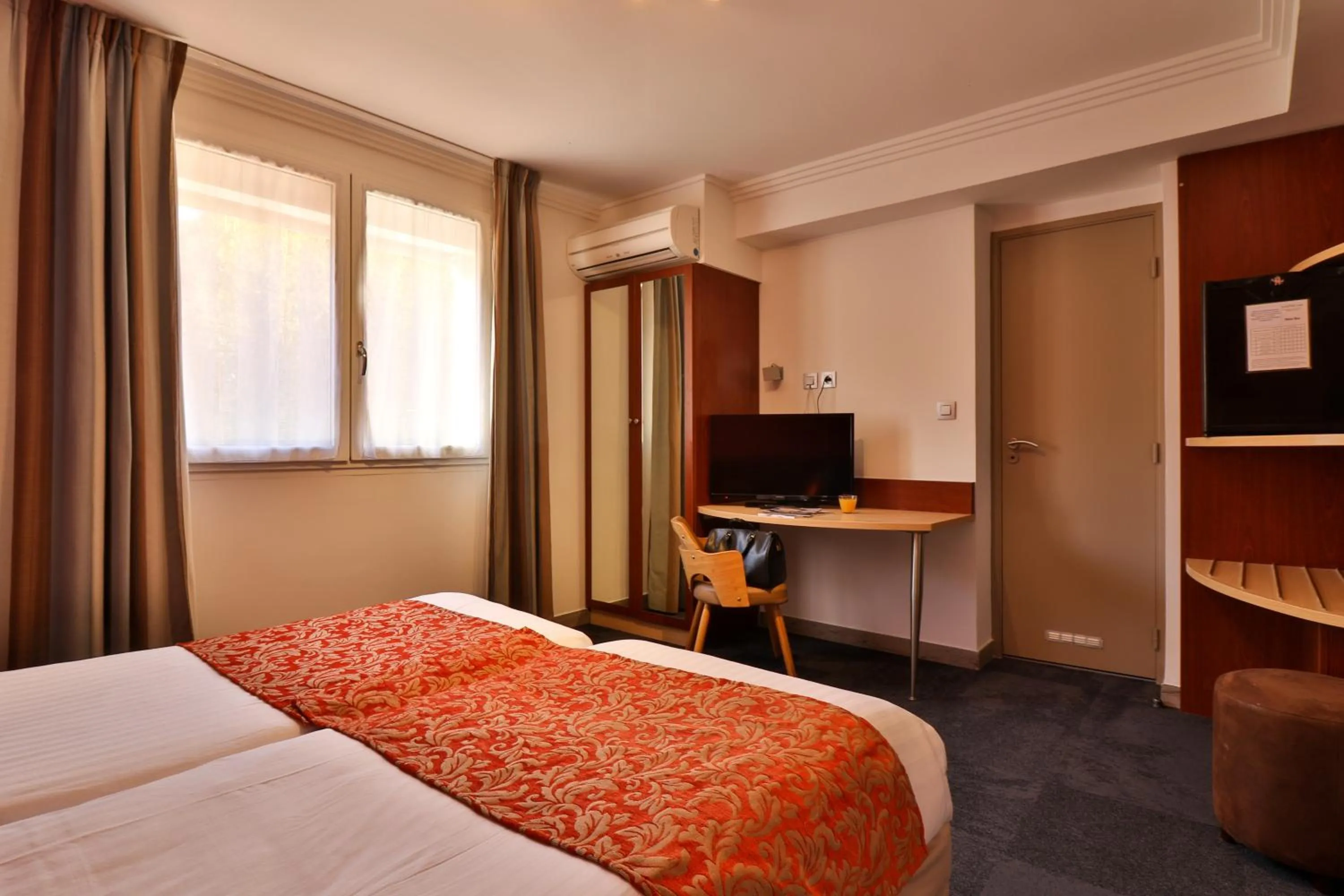 Bed in Hotel SPA Plage St Jean