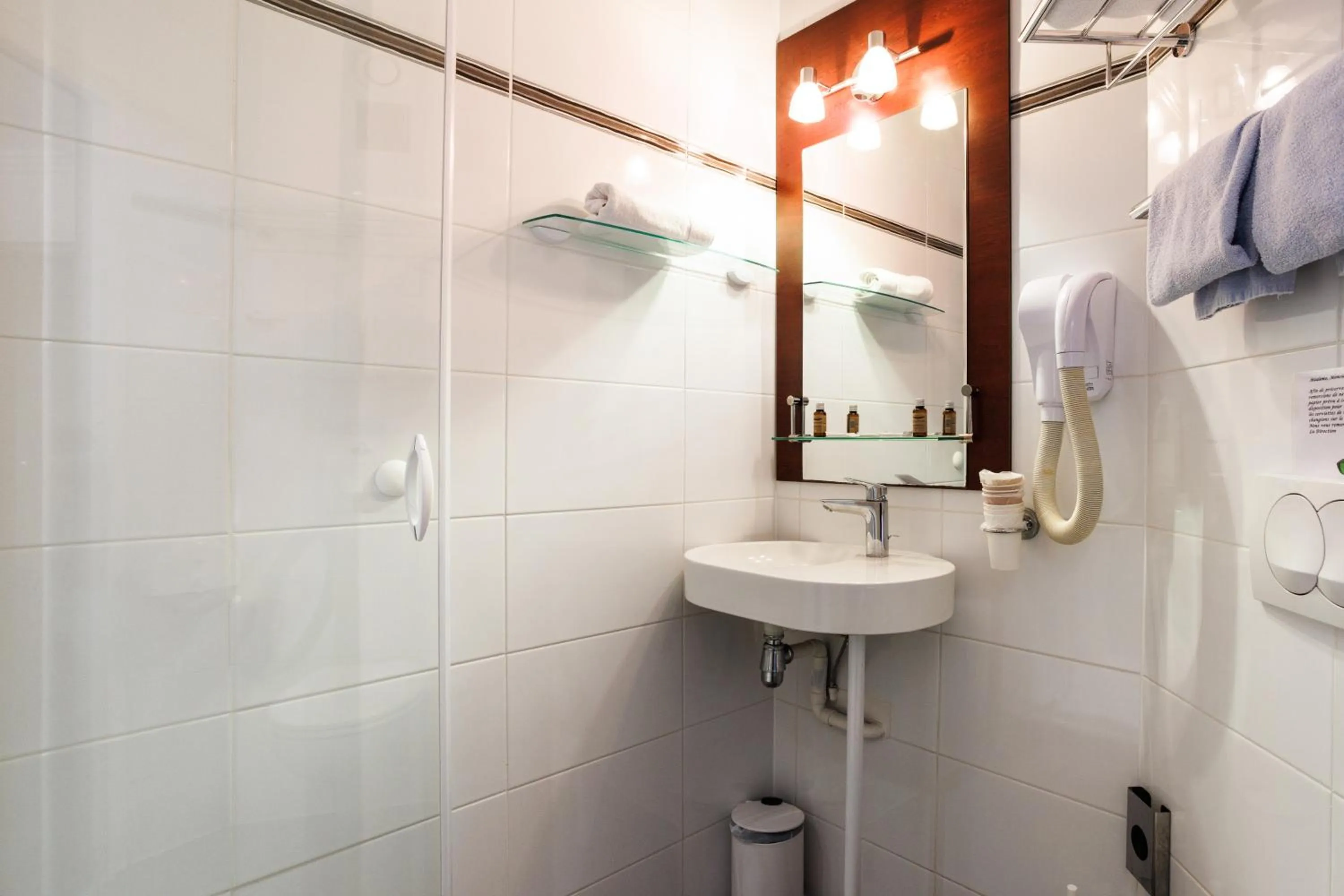 Shower in Hotel SPA Plage St Jean