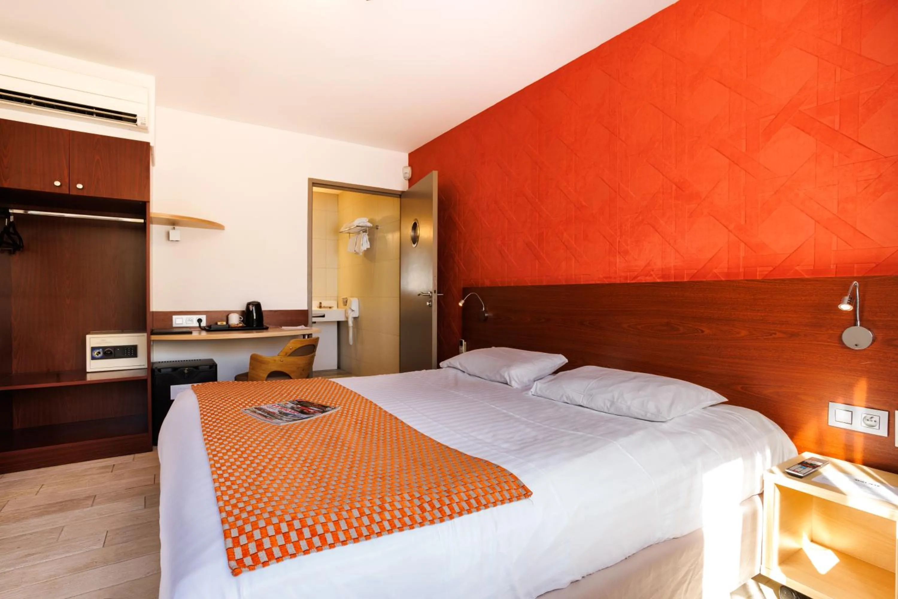 Bed in Hotel SPA Plage St Jean