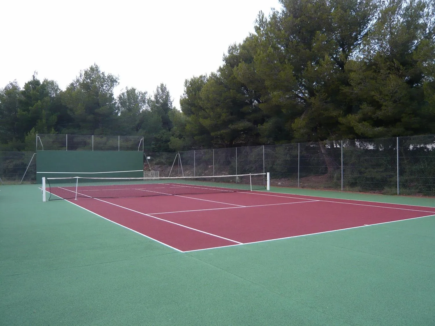 Tennis court in Hotel SPA Plage St Jean