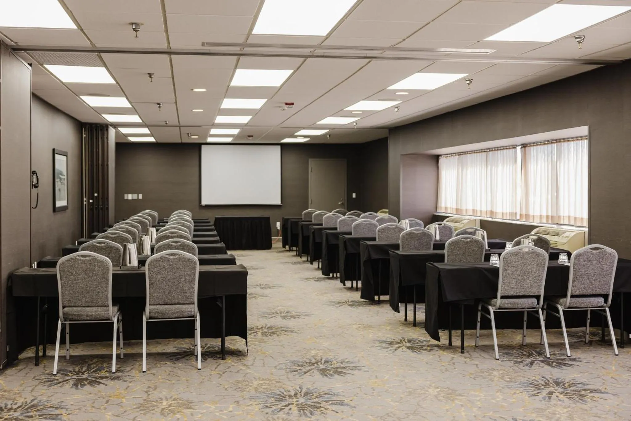 Meeting/conference room in Crowne Plaza Suites MSP Airport - Mall of America by IHG