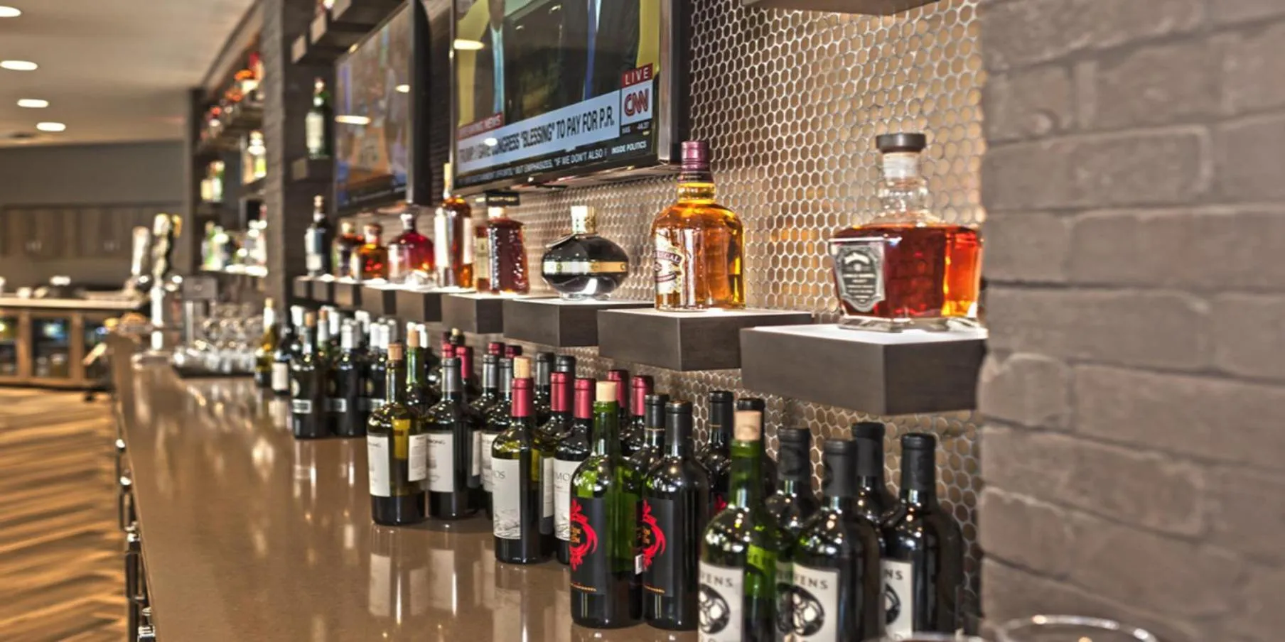 Lounge or bar in Crowne Plaza Suites MSP Airport - Mall of America by IHG