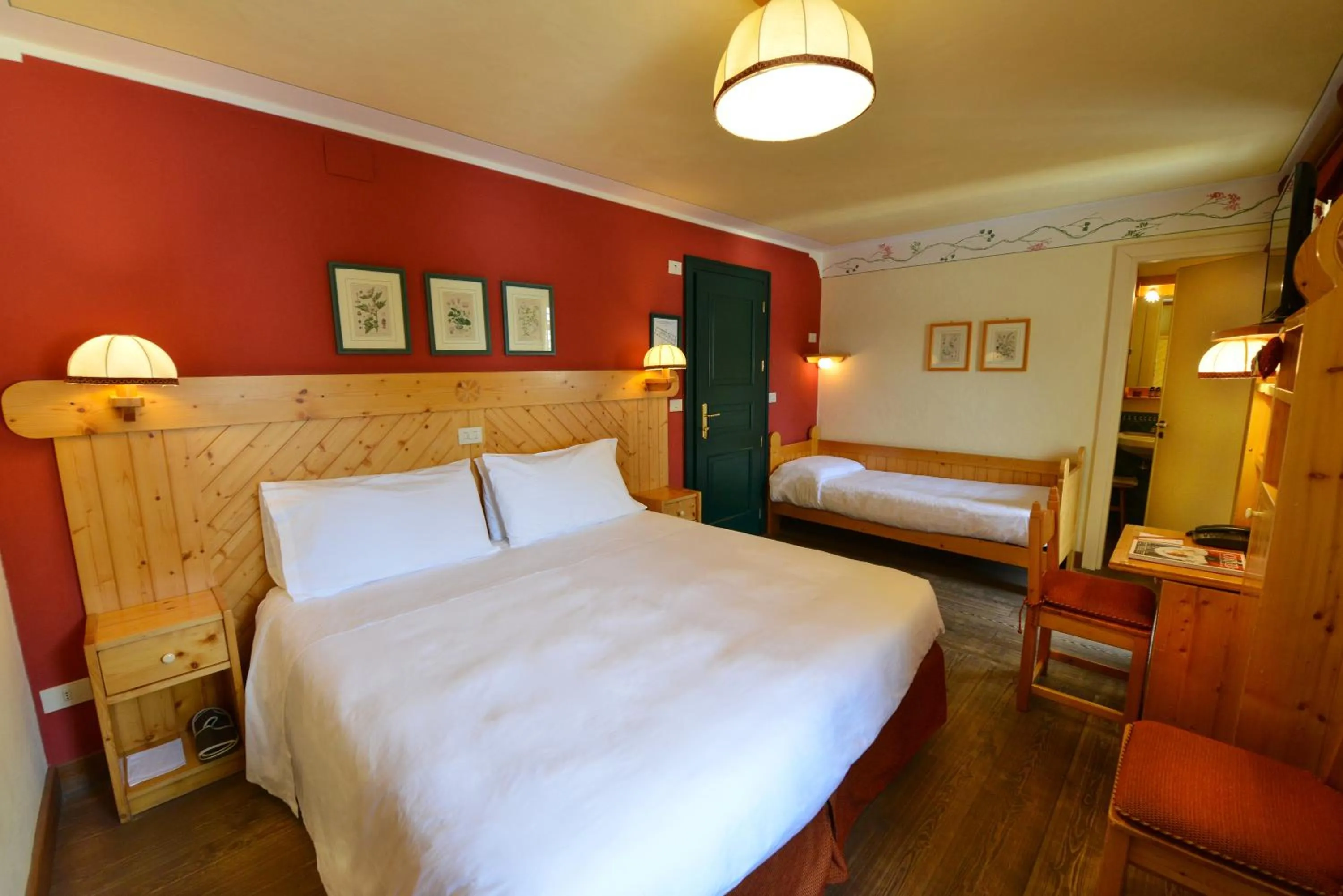 Photo of the whole room, Bed in Hotel Du Grand Paradis - 1899 Auberge Boutique