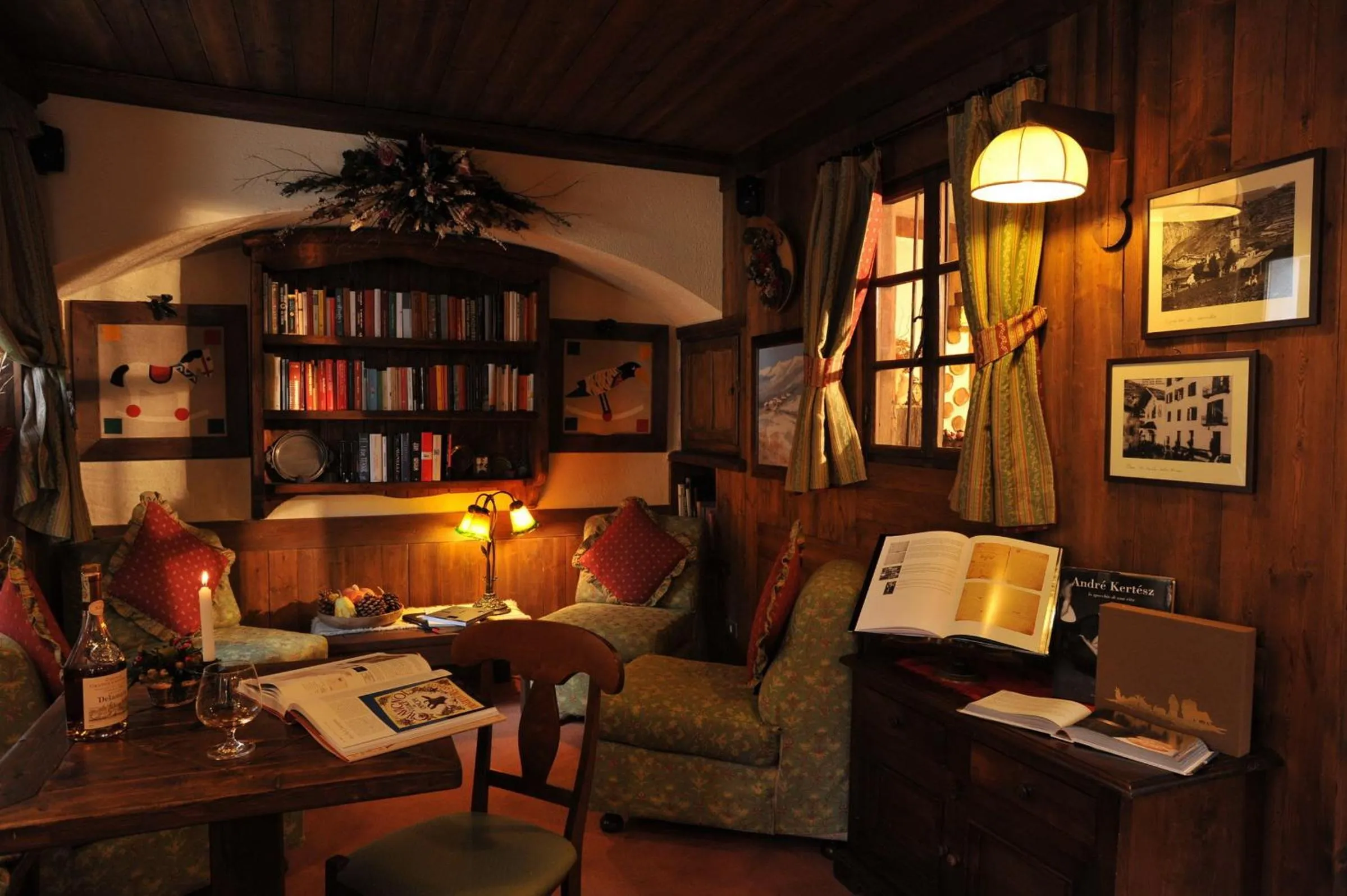 Communal lounge/ TV room in Hotel Du Grand Paradis - 1899 Auberge Boutique