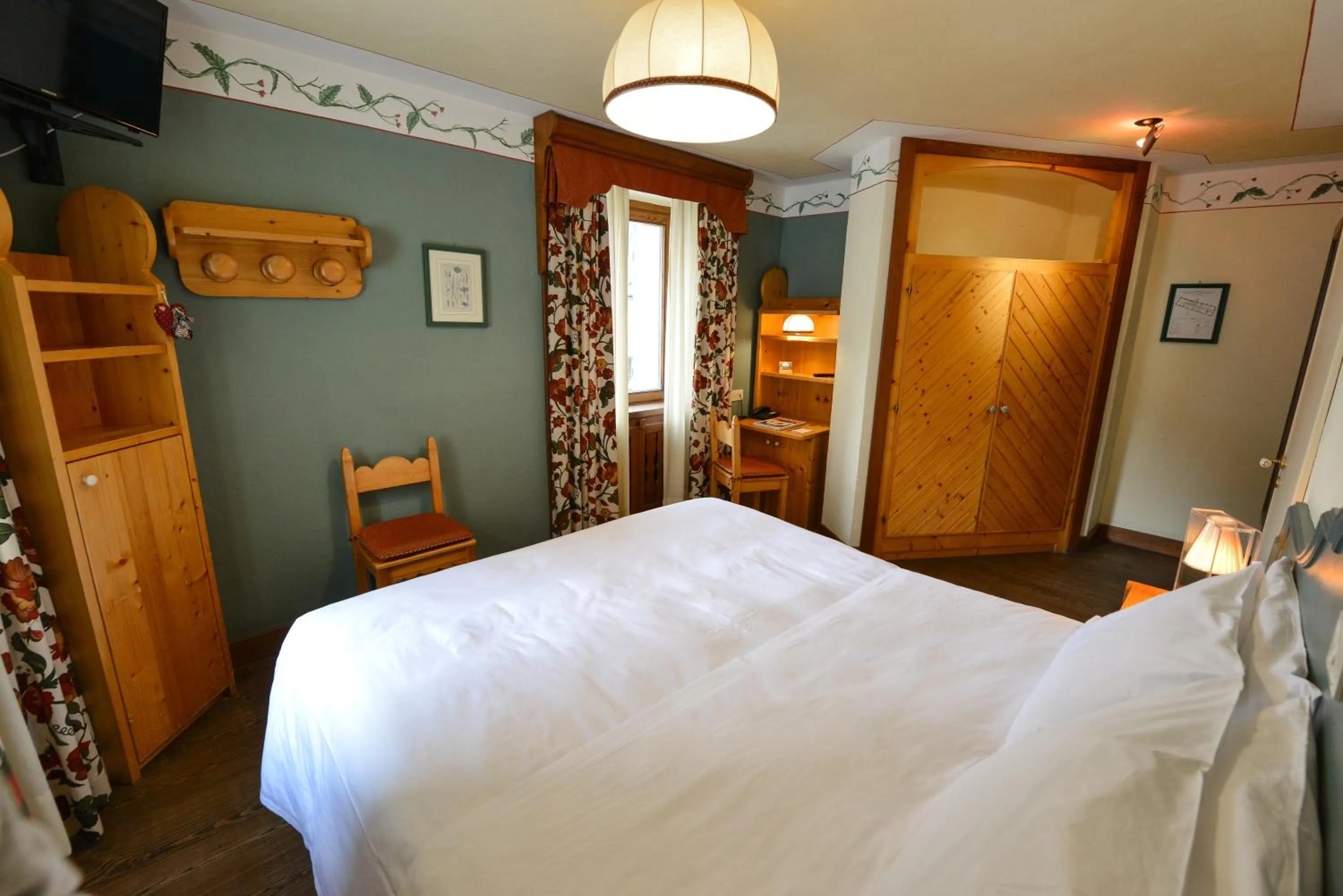 Photo of the whole room, Bed in Hotel Du Grand Paradis - 1899 Auberge Boutique