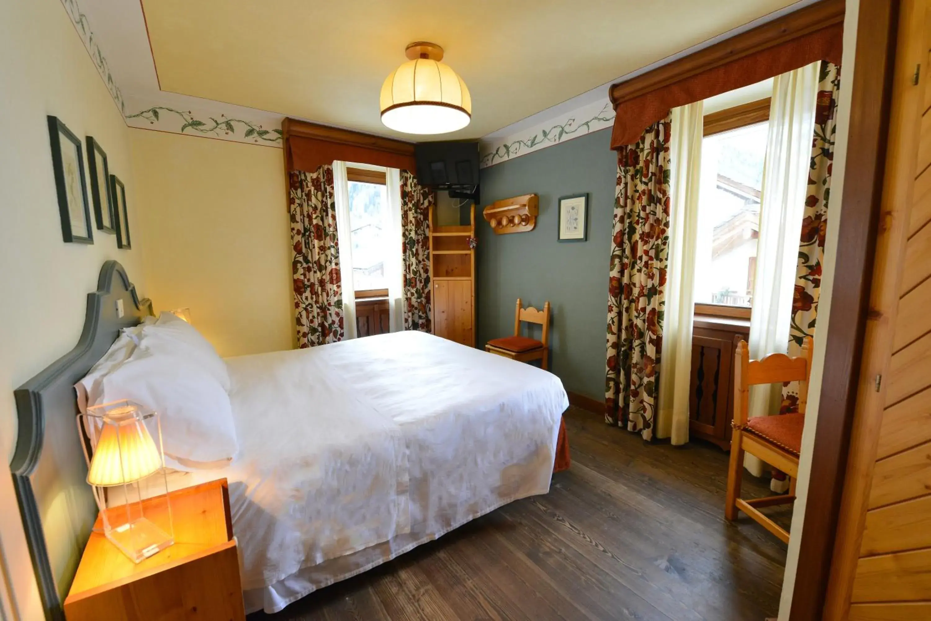 Double Room with Balcony in Hotel Du Grand Paradis - 1899 Auberge Boutique Double Room with Balcony in Hotel Du Grand Paradis - 1899 Auberge Boutique