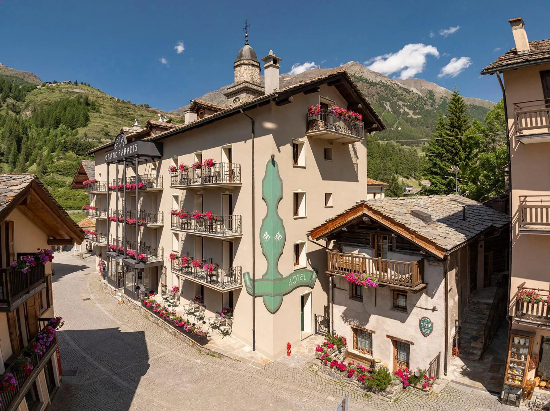 Property building in Hotel Du Grand Paradis - 1899 Auberge Boutique