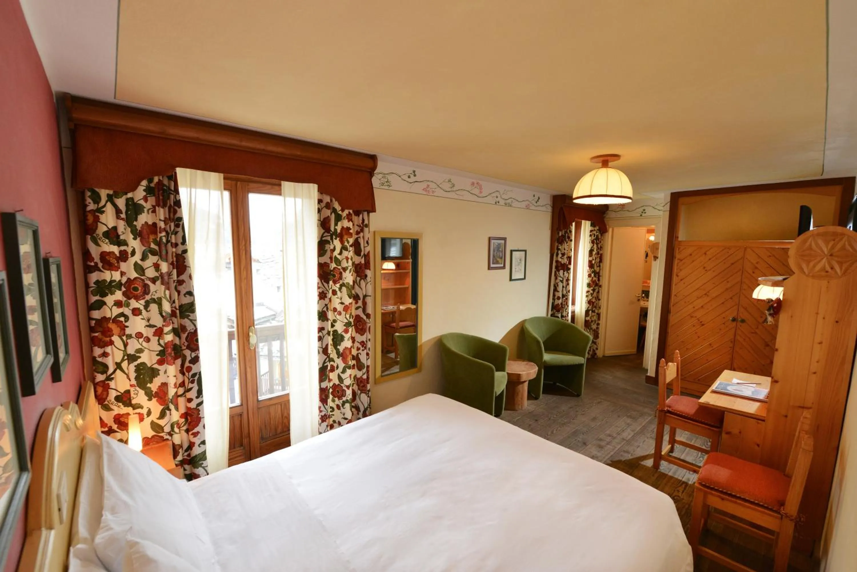 Photo of the whole room, Bed in Hotel Du Grand Paradis - 1899 Auberge Boutique
