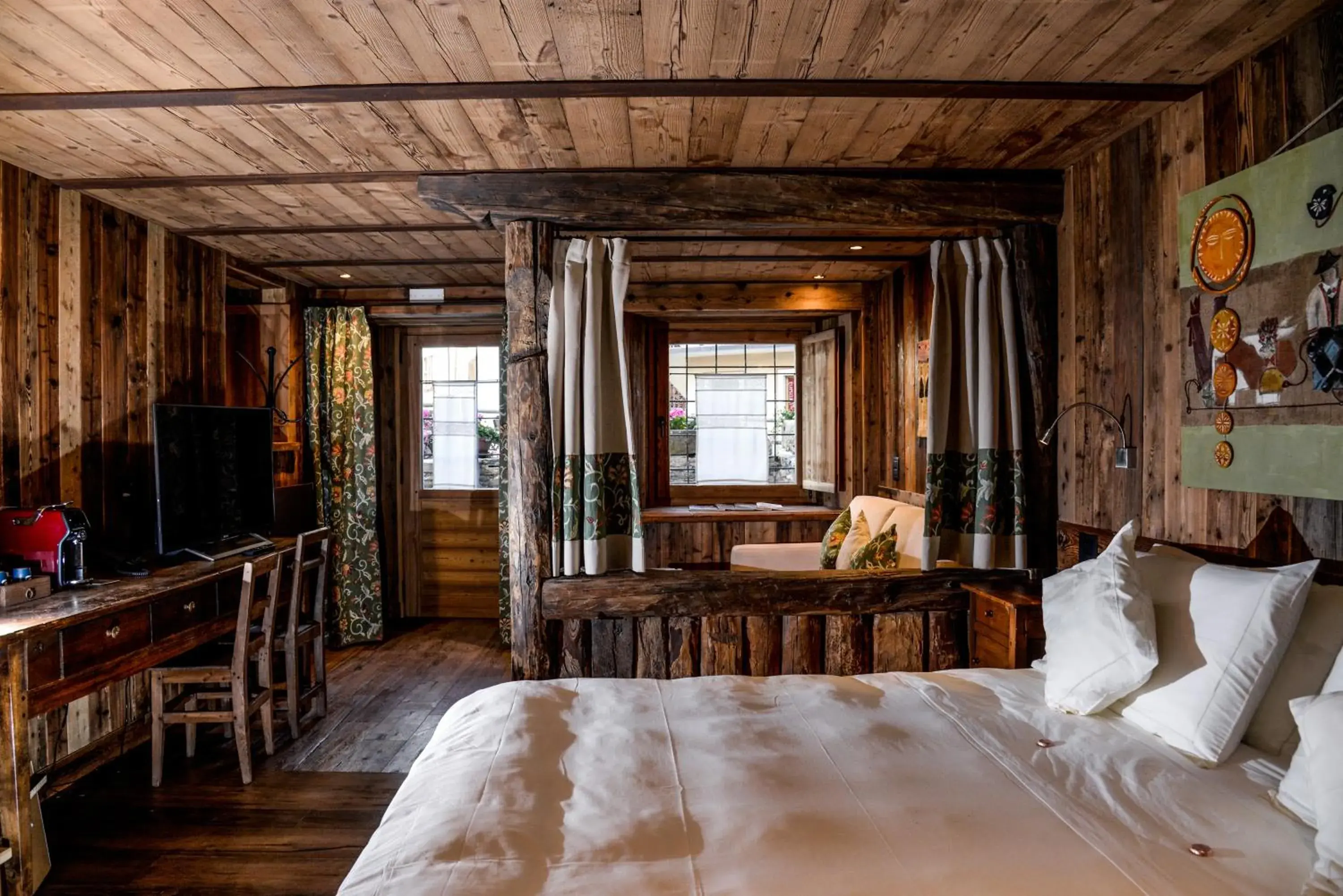 Junior Suite in Hotel Du Grand Paradis - 1899 Auberge Boutique Junior Suite in Hotel Du Grand Paradis - 1899 Auberge Boutique