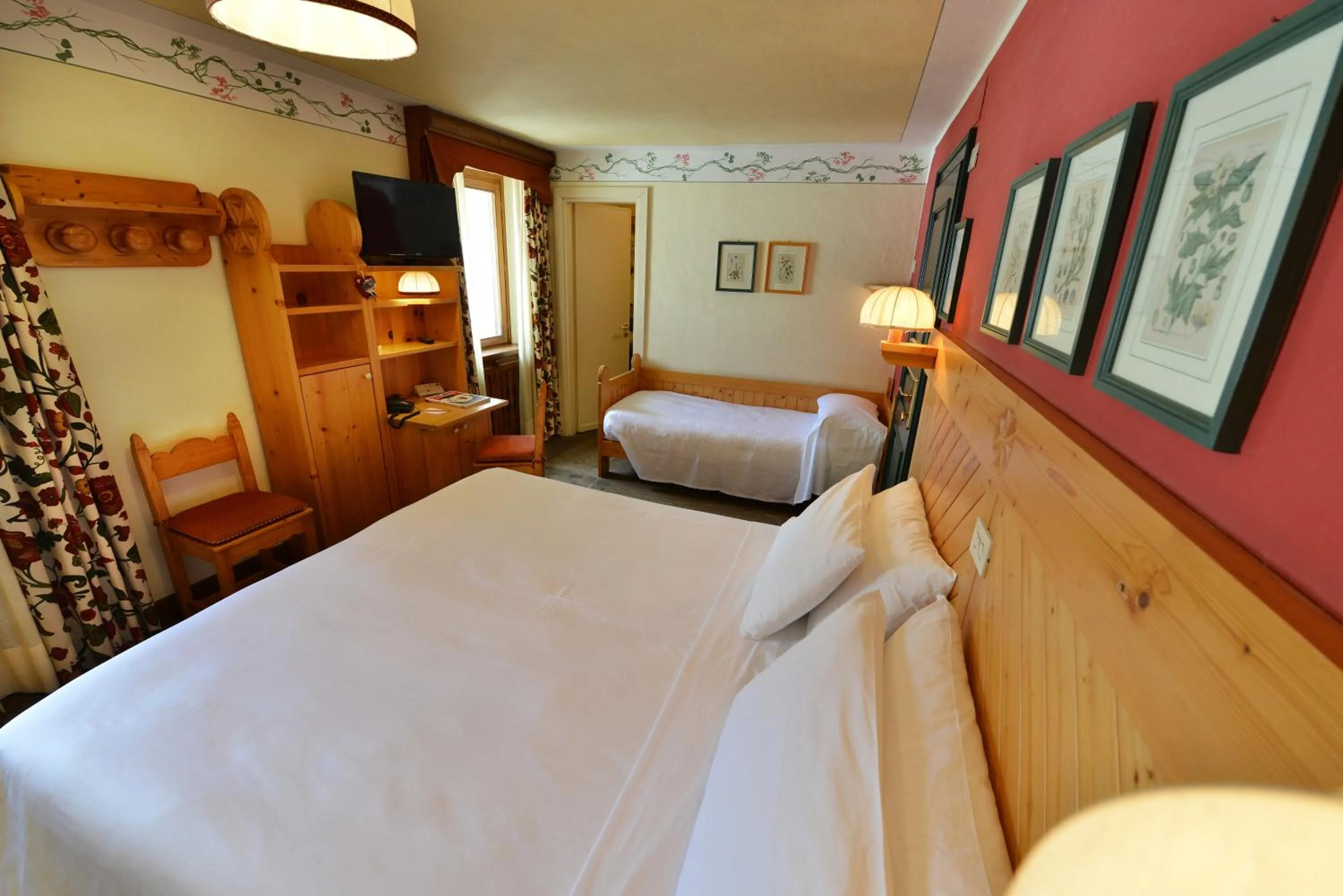 Photo of the whole room, Bed in Hotel Du Grand Paradis - 1899 Auberge Boutique