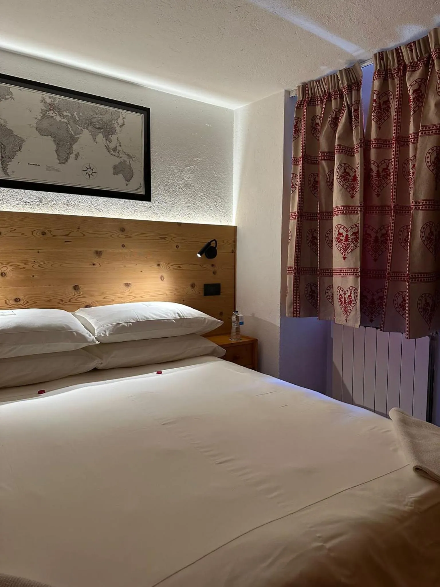 Bed in Hotel Du Grand Paradis - 1899 Auberge Boutique