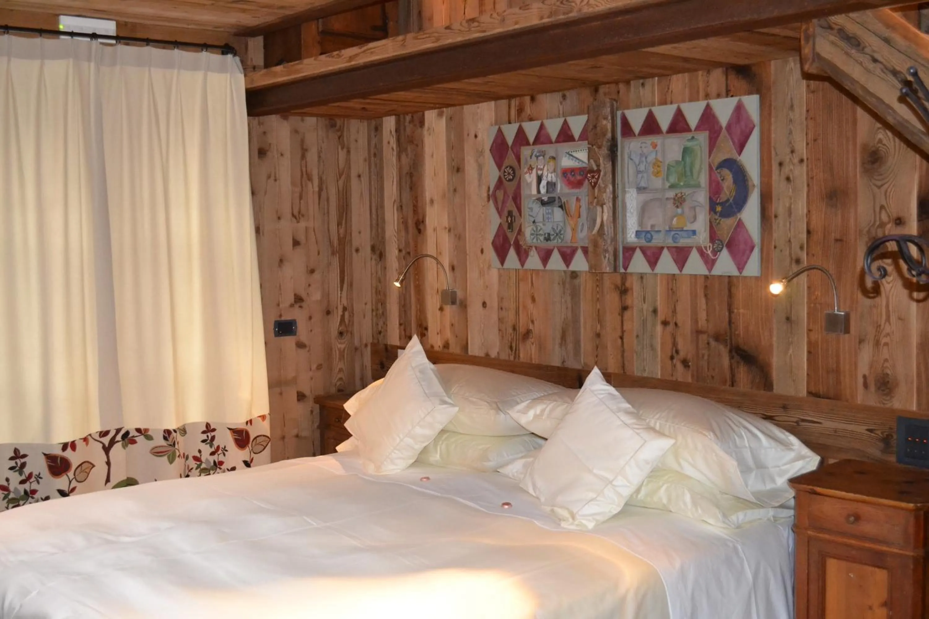 Photo of the whole room, Bed in Hotel Du Grand Paradis - 1899 Auberge Boutique