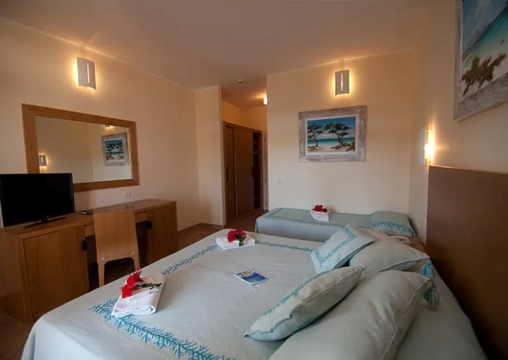 Photo of the whole room, Bed in Club Esse Roccaruja