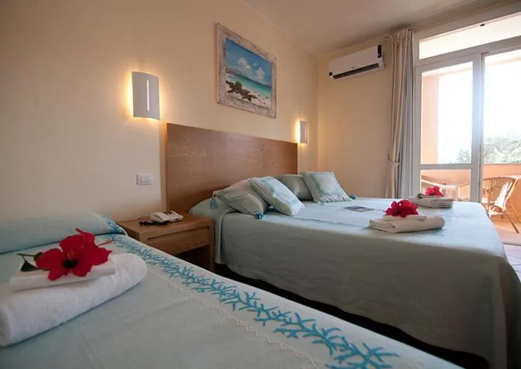 Photo of the whole room, Bed in Club Esse Roccaruja