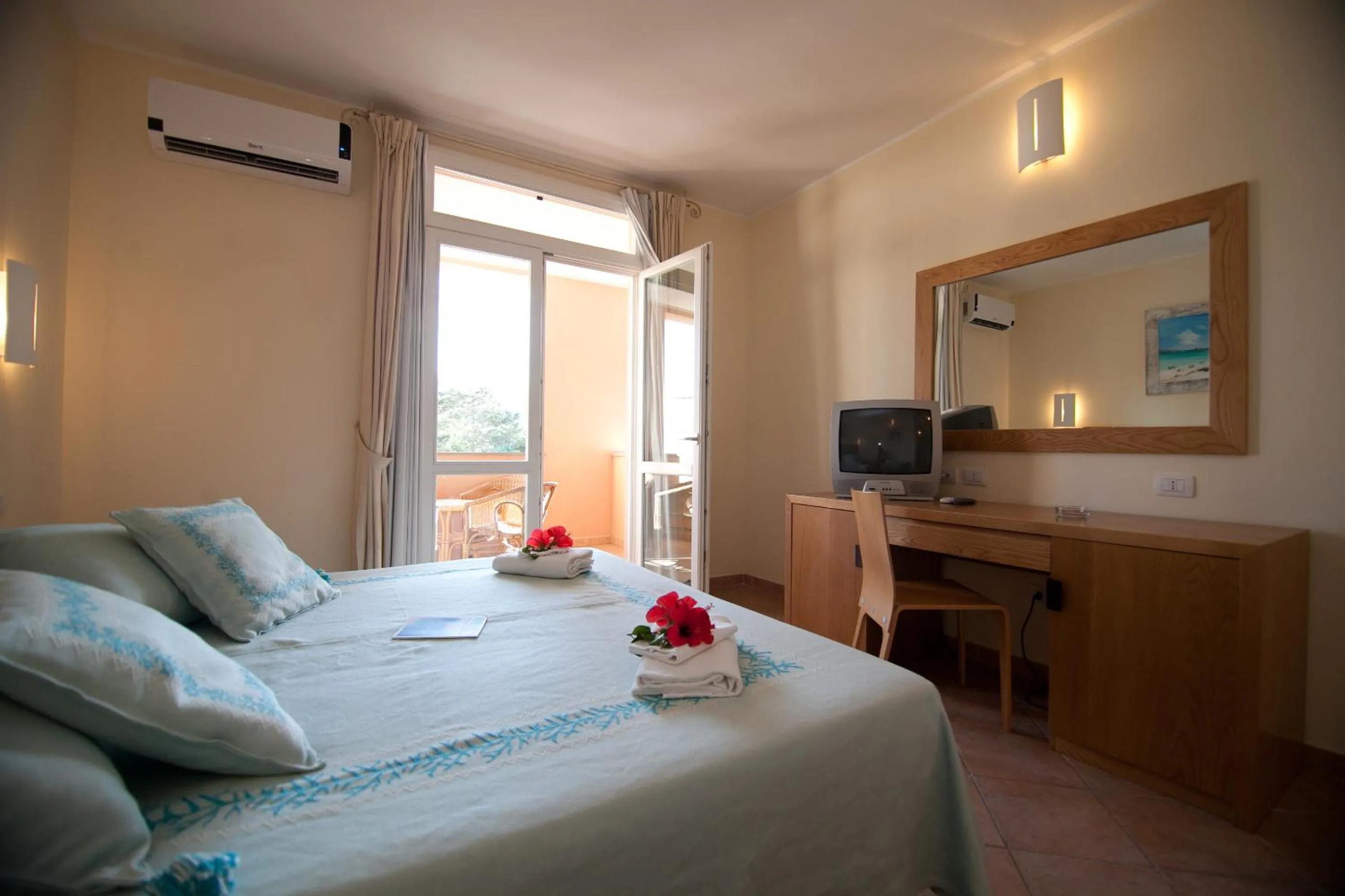 Photo of the whole room, Bed in Club Esse Roccaruja