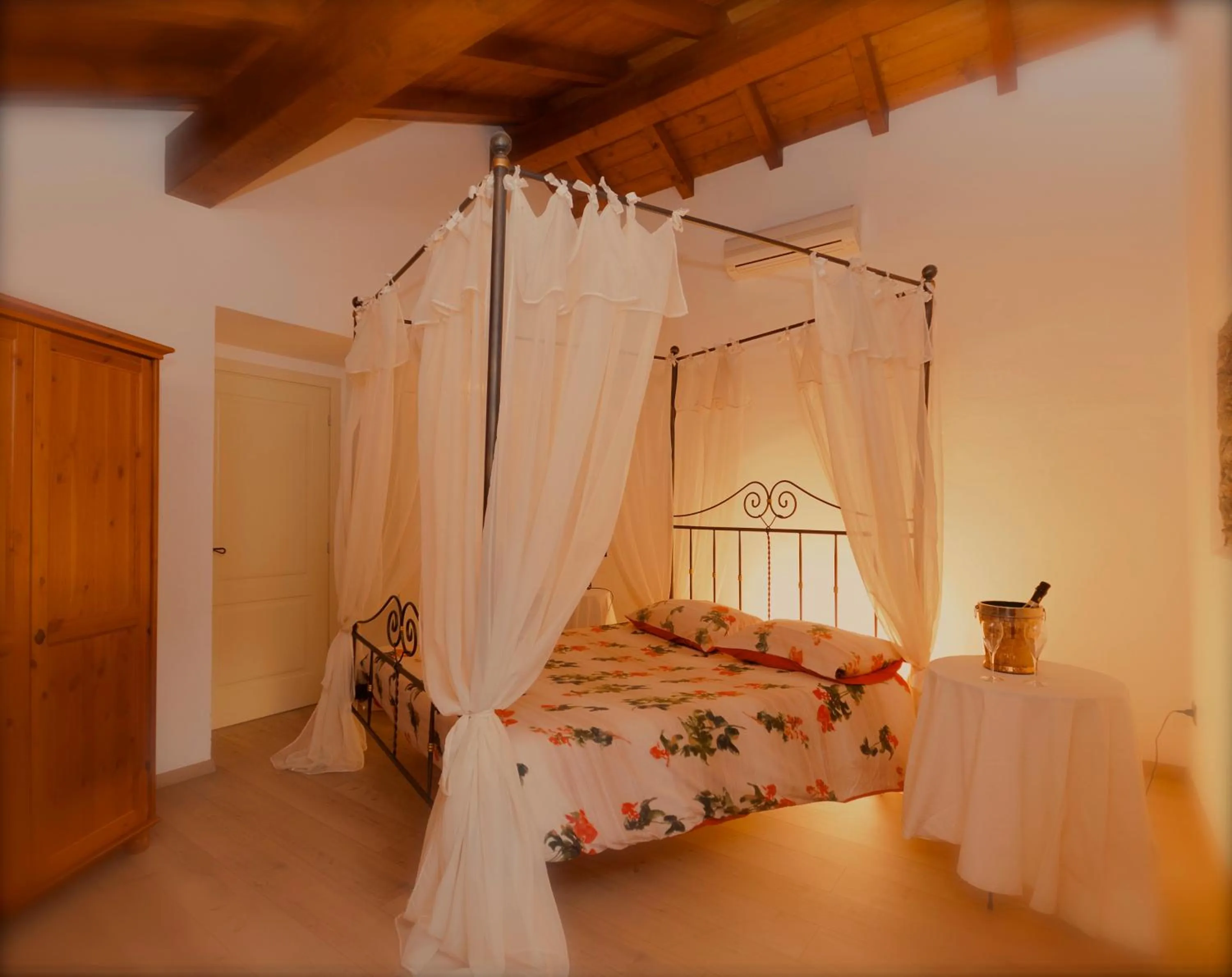 Bedroom, Bed in VILLA VINICIA, pool, jacuzzi, airco