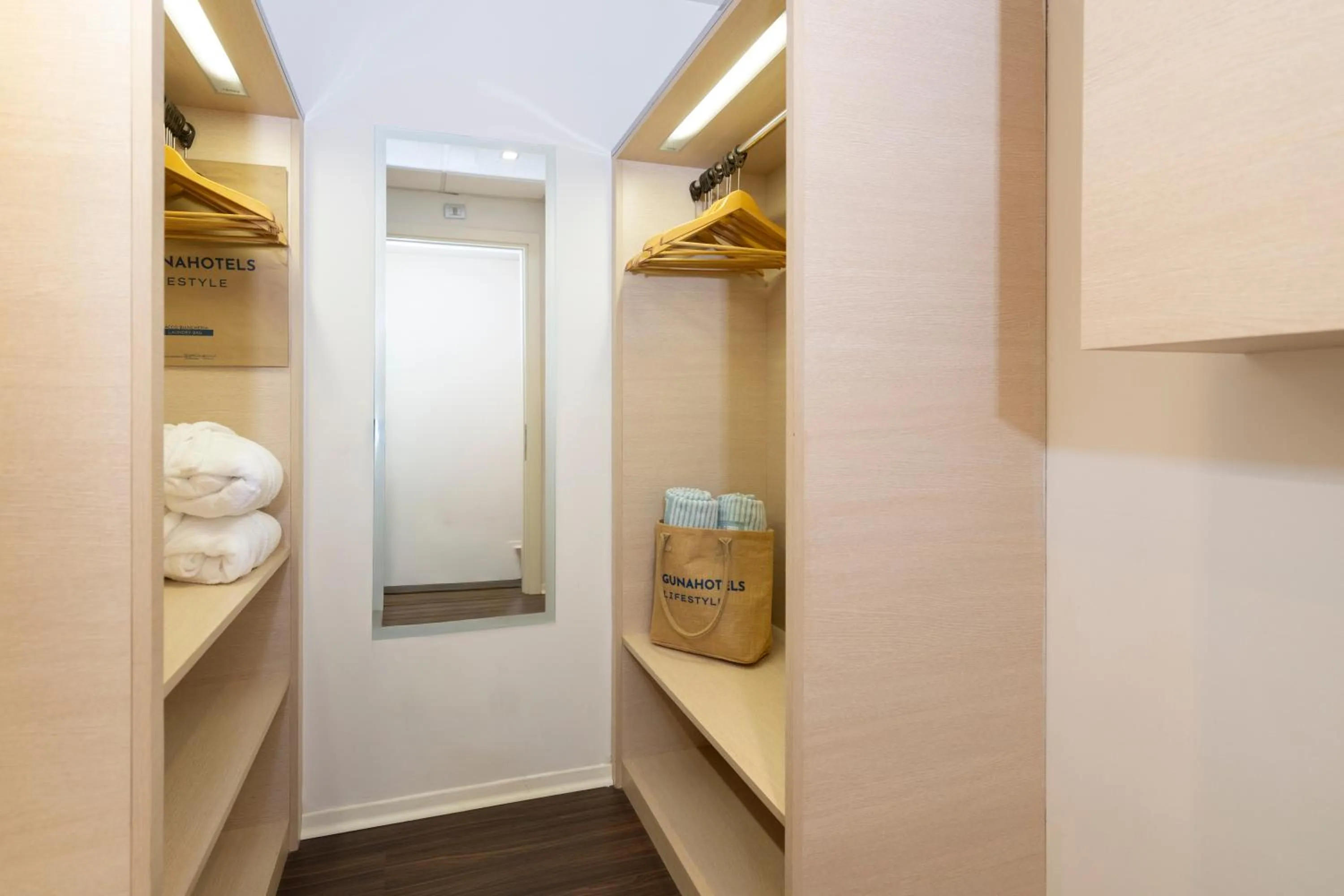 wardrobe in Laguna Palace Hotel Grado