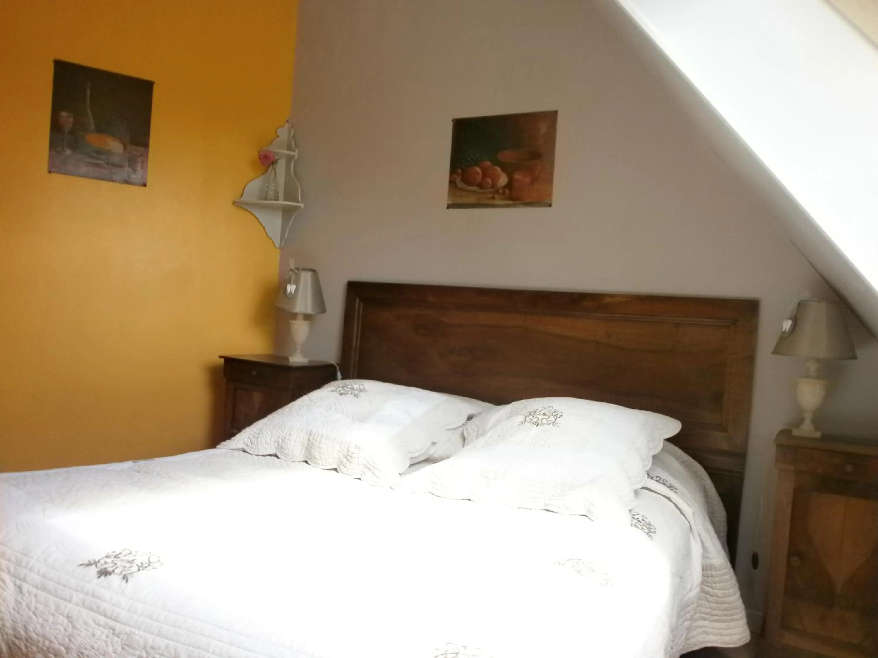 Photo of the whole room, Bed in Loge & Broc