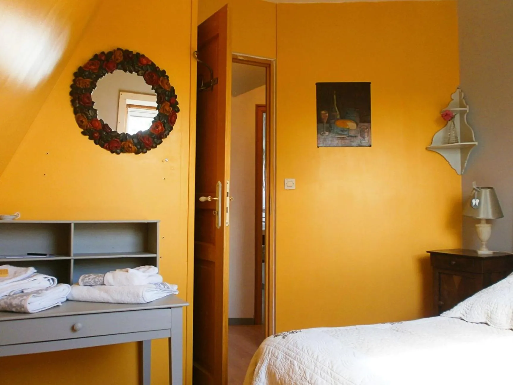 Photo of the whole room, Bed in Loge & Broc