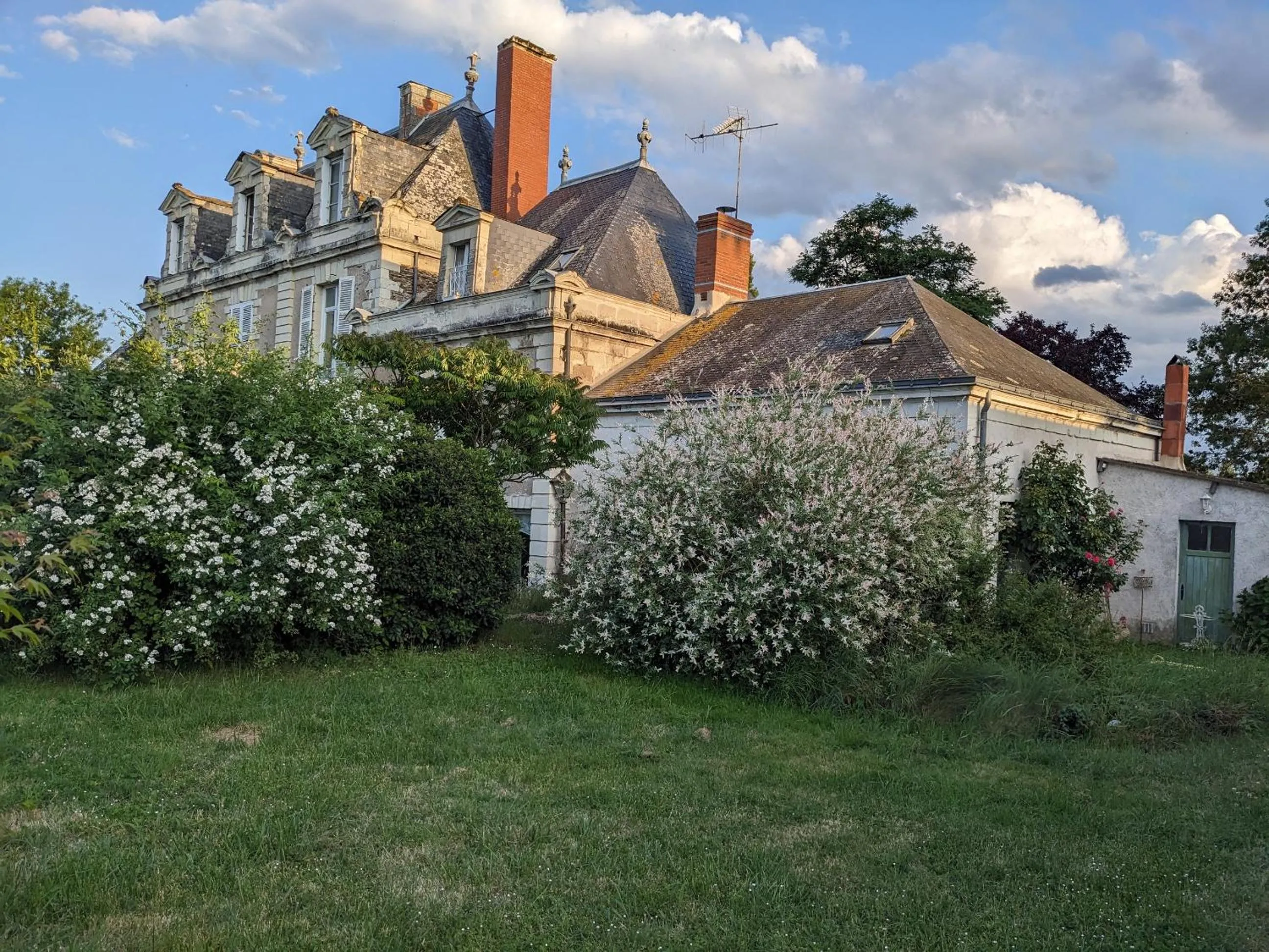 Property building in Loge & Broc