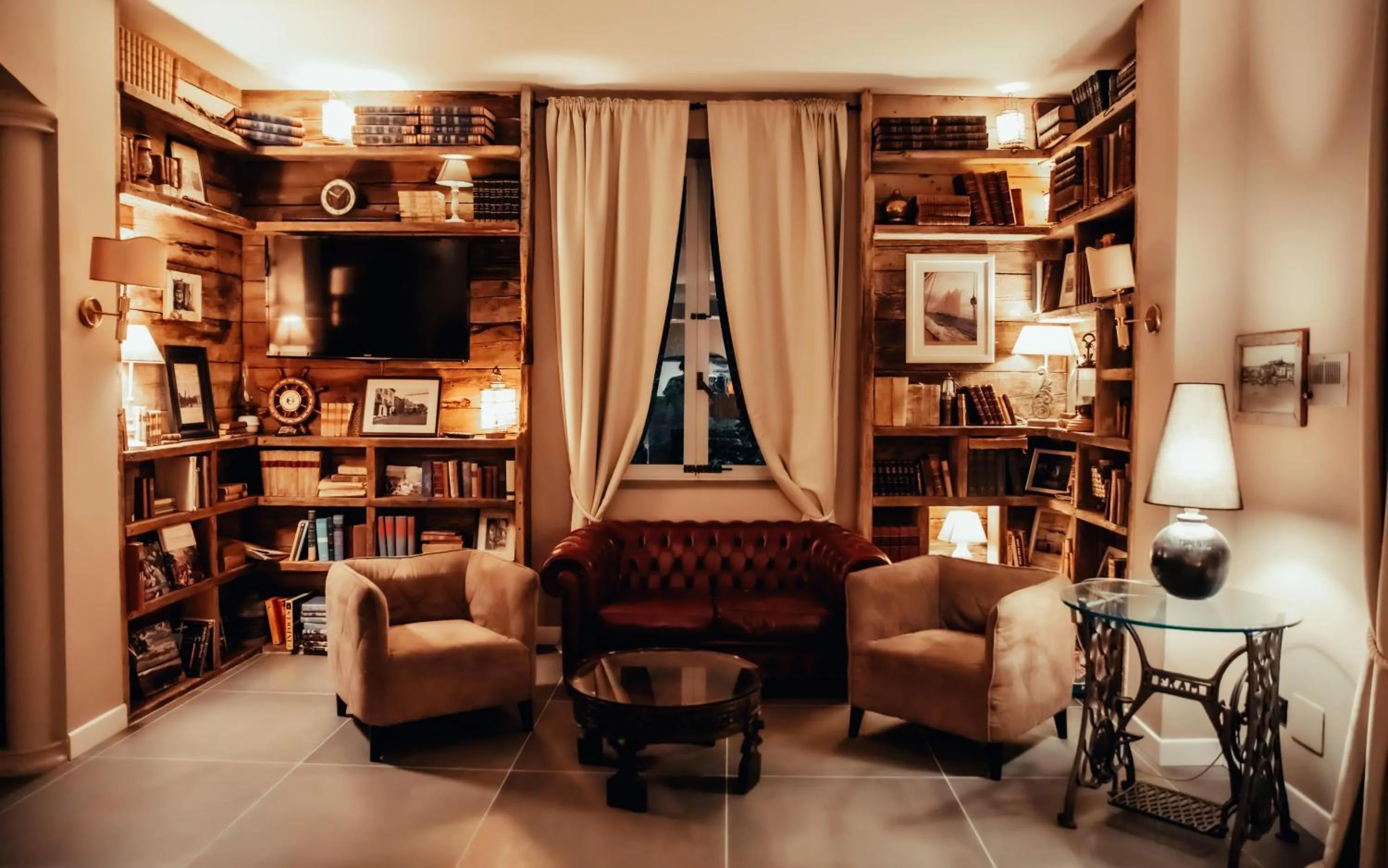 Library in Hotel Benaco