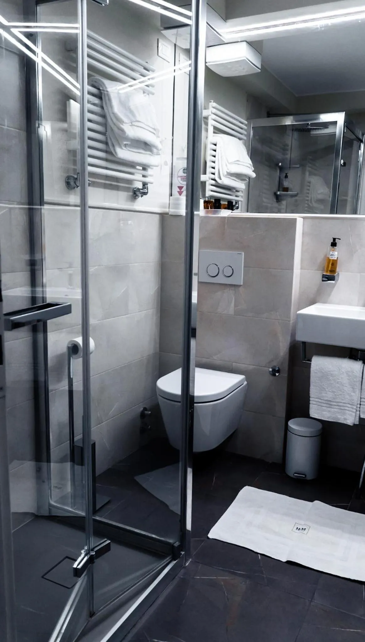 Bathroom in Hotel Miralago