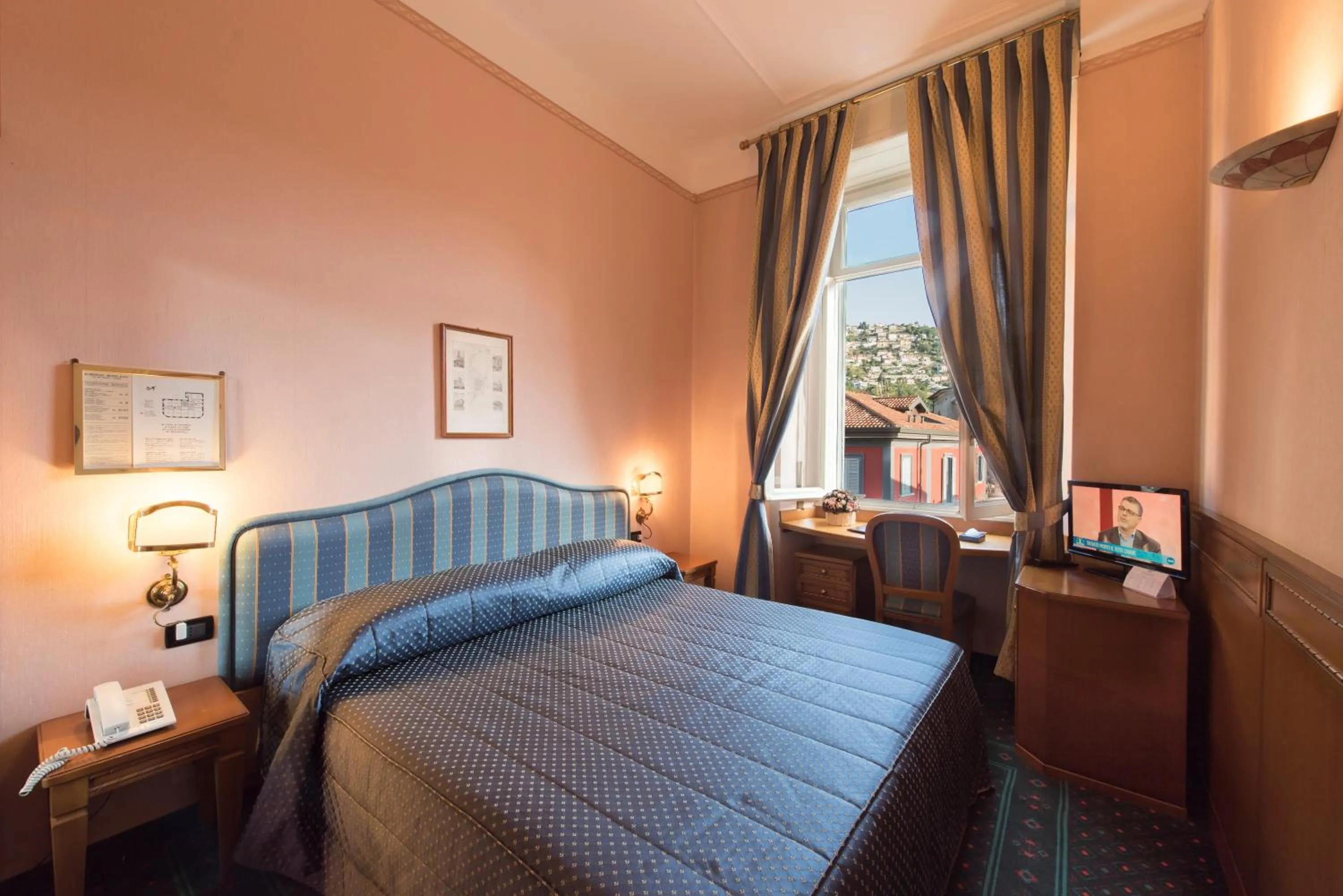 Photo of the whole room in Hotel Miralago