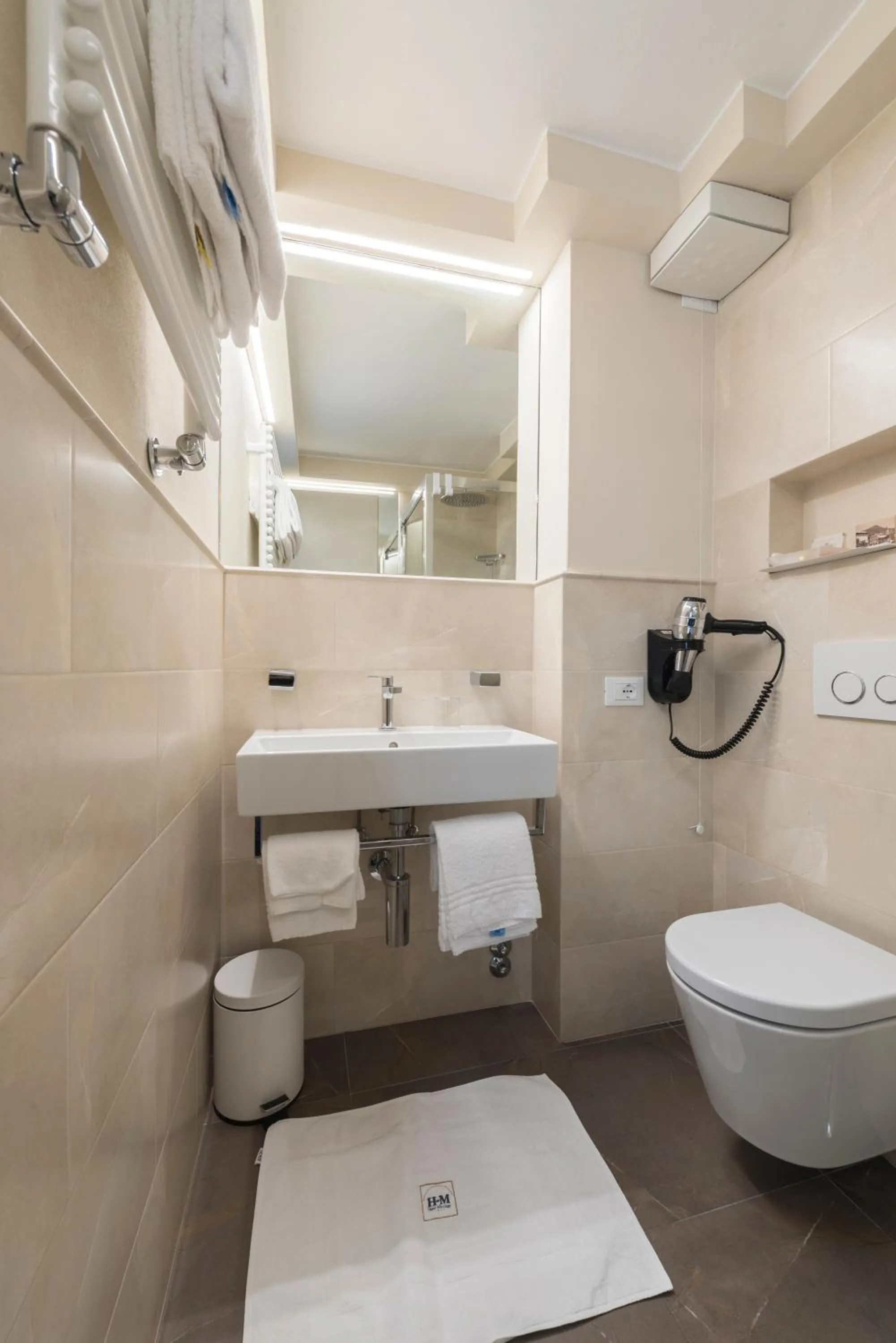 Bathroom in Hotel Miralago