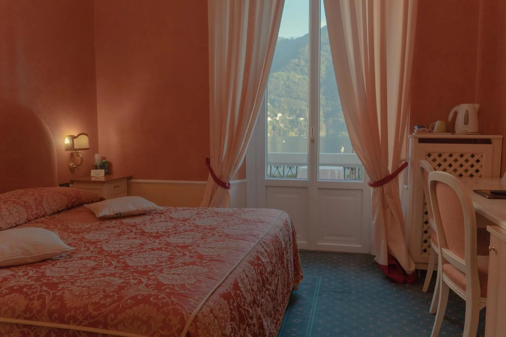 Bed in Hotel Miralago