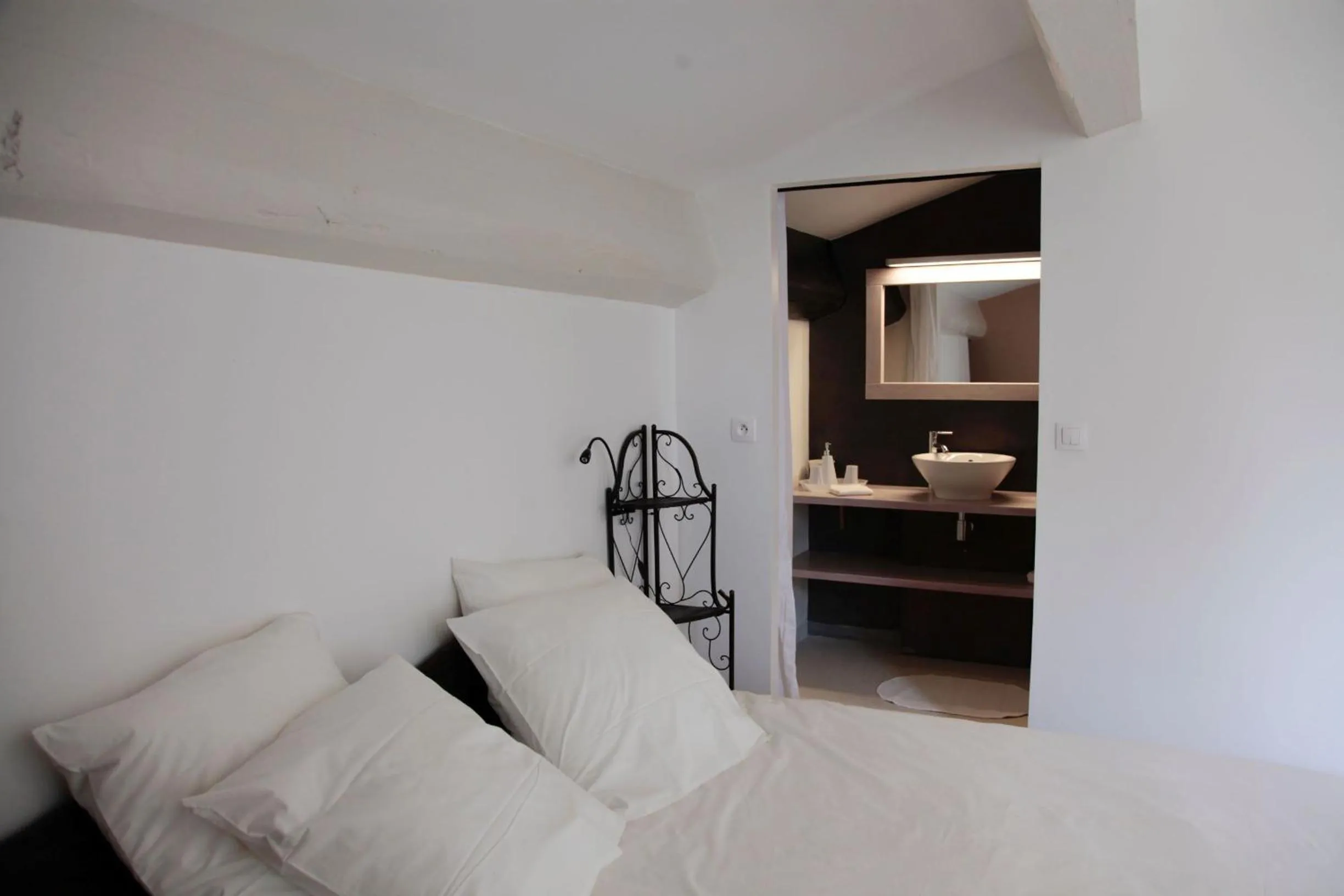 Bedroom, Bed in Le Clos du Théron, chambre d'hôte