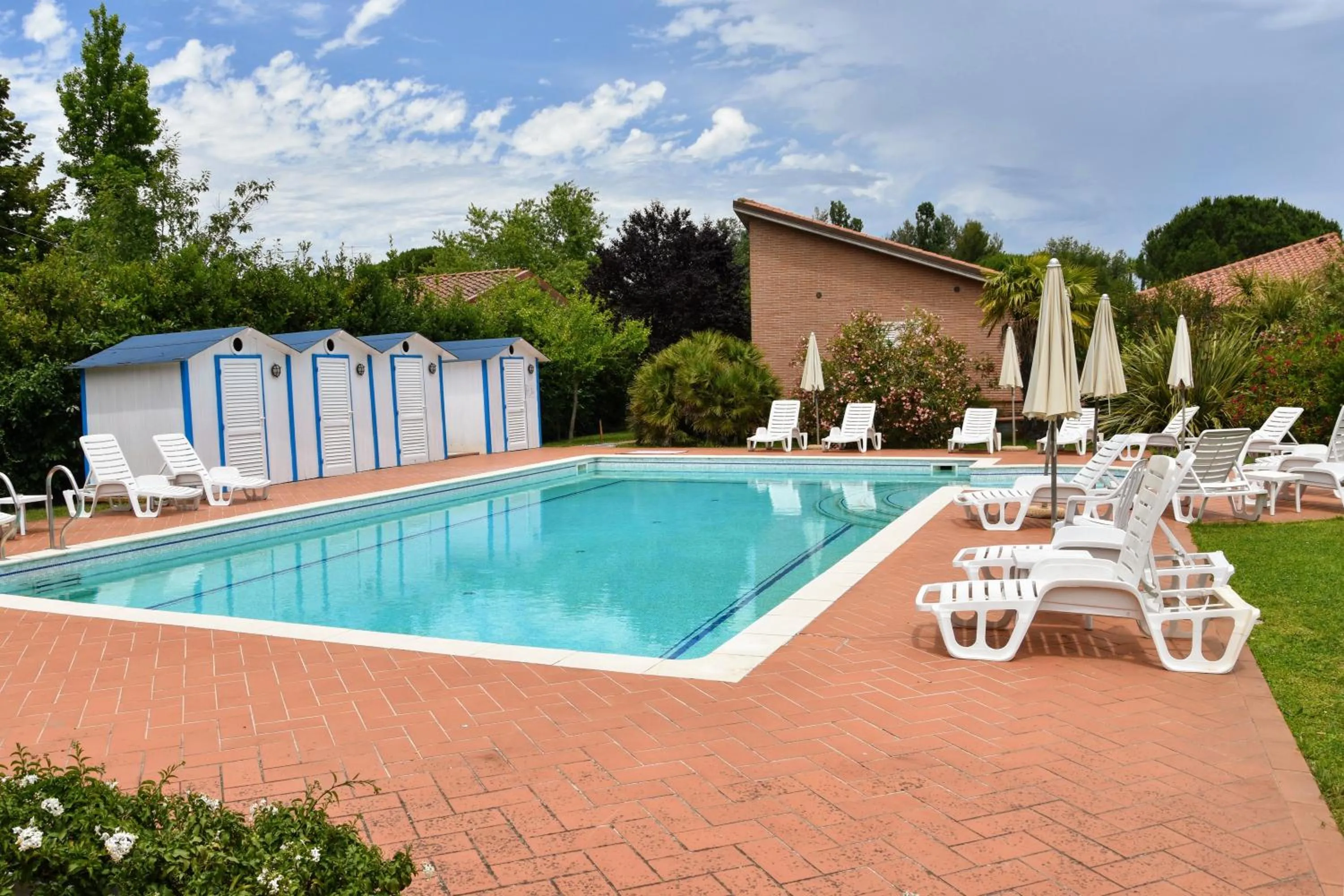 Swimming pool in Residence San Rossore