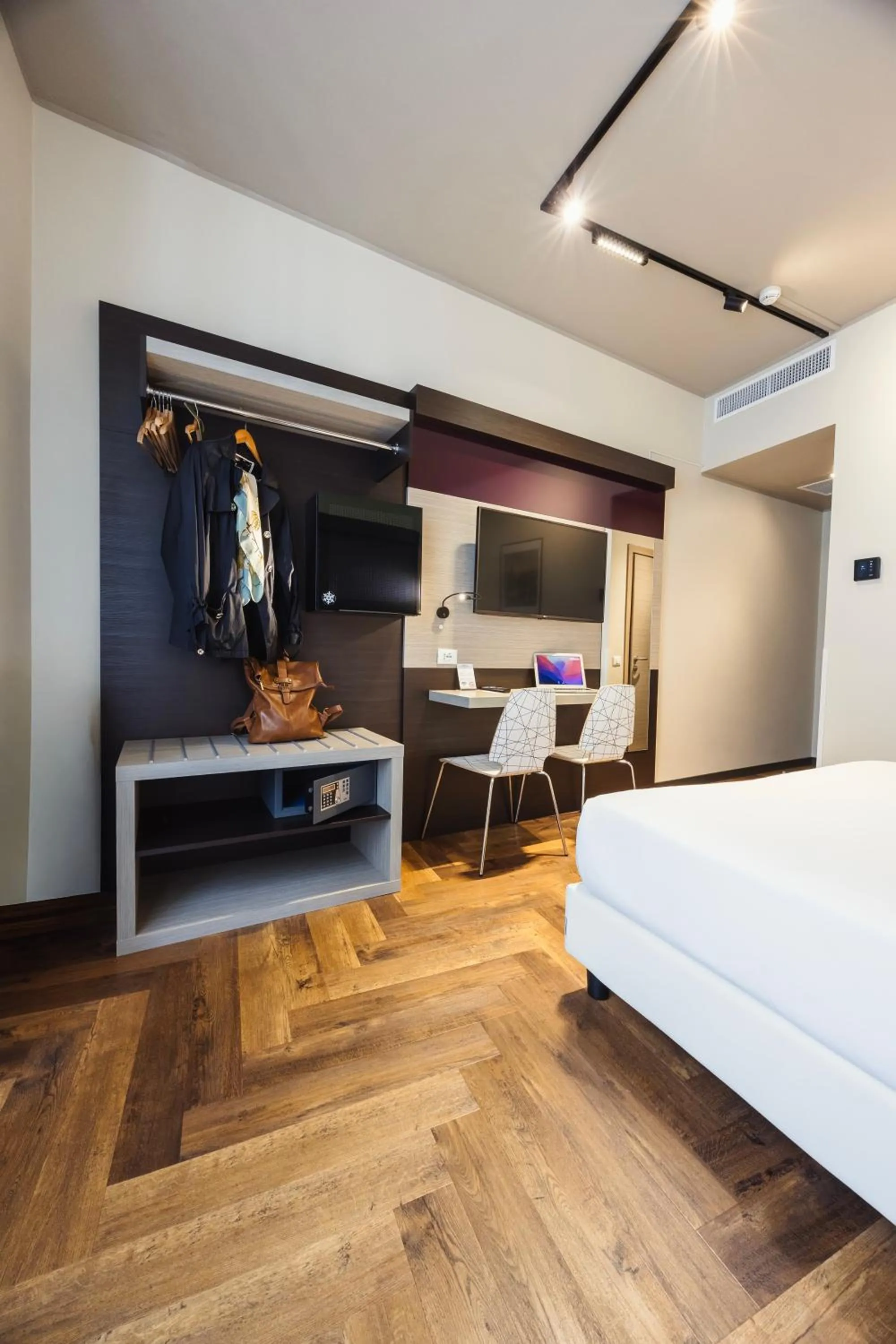 Bedroom, Bed in Genius Hotel Downtown