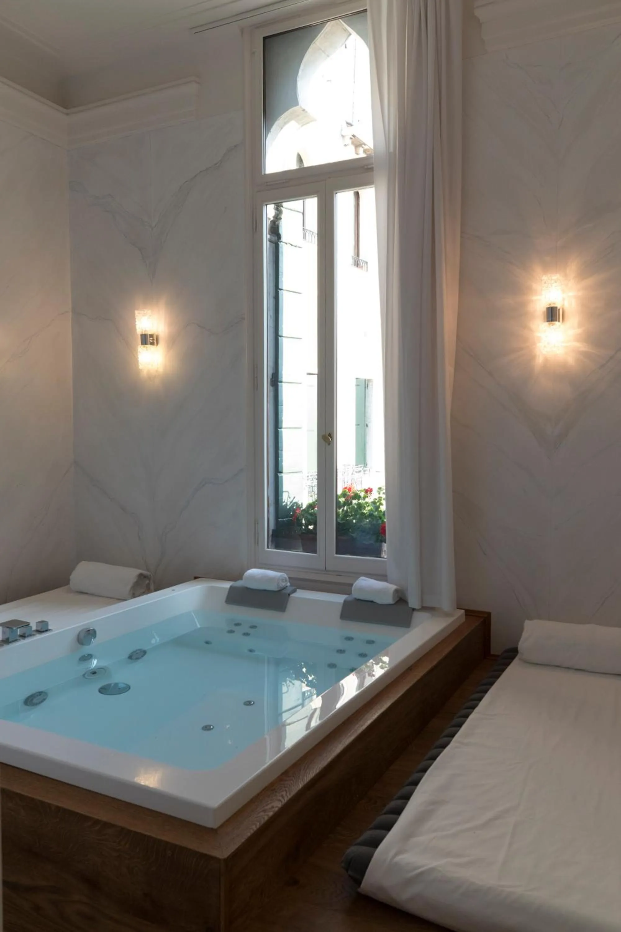 Hot Tub, Bed in Palazzo Paruta & Wellness Suites