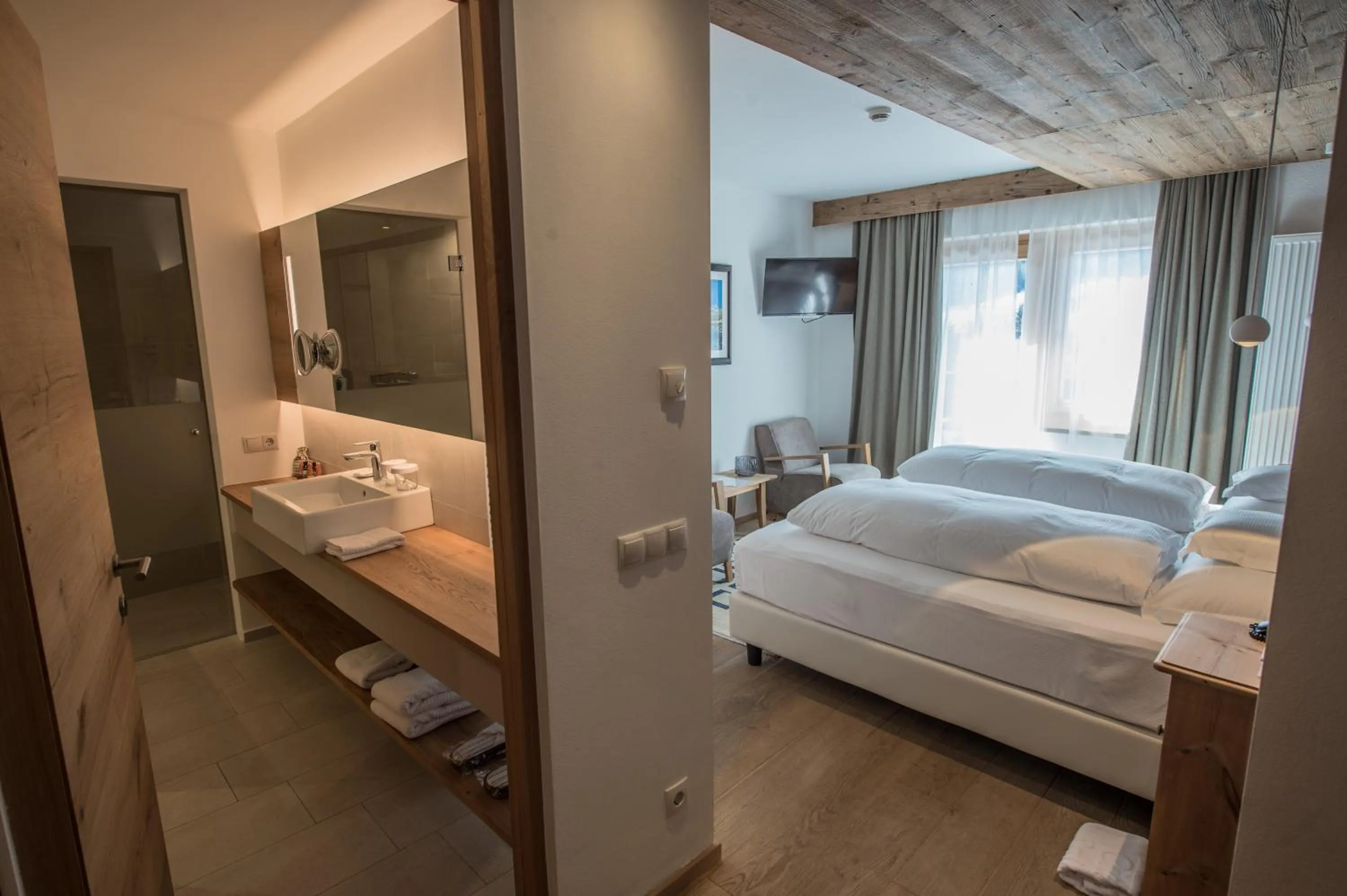 Bathroom, Bed in Hotel Ciasa Salares