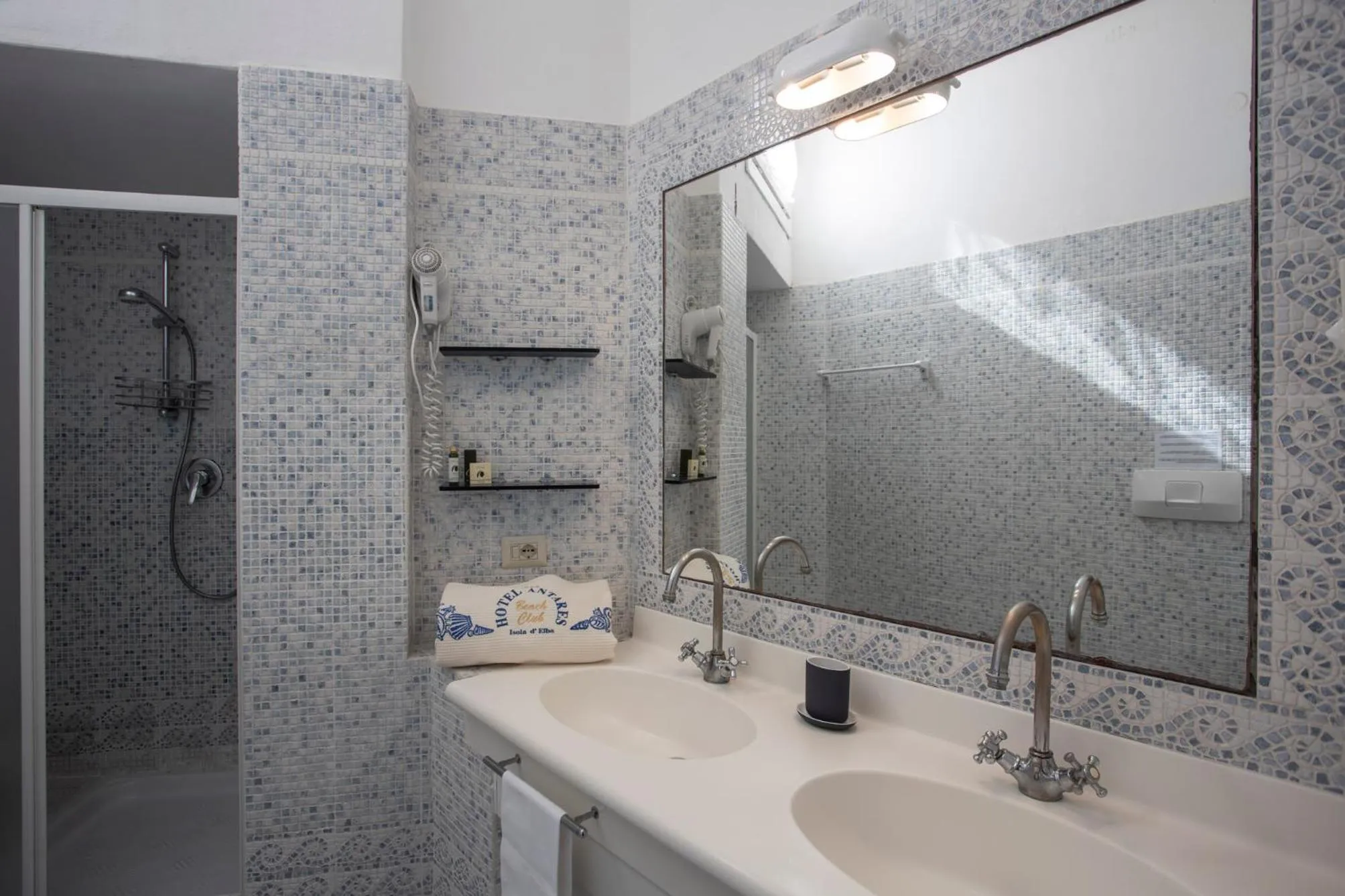 Shower in Hotel Antares