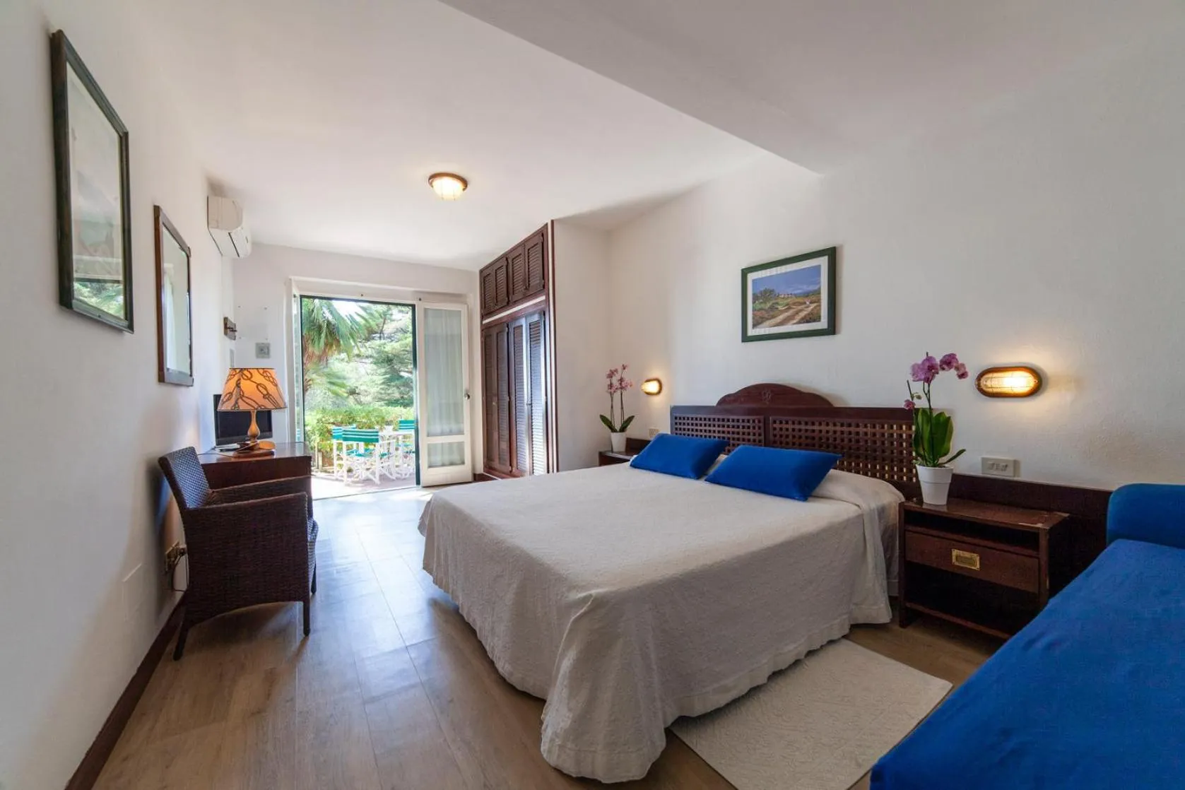 Patio, Bed in Hotel Antares