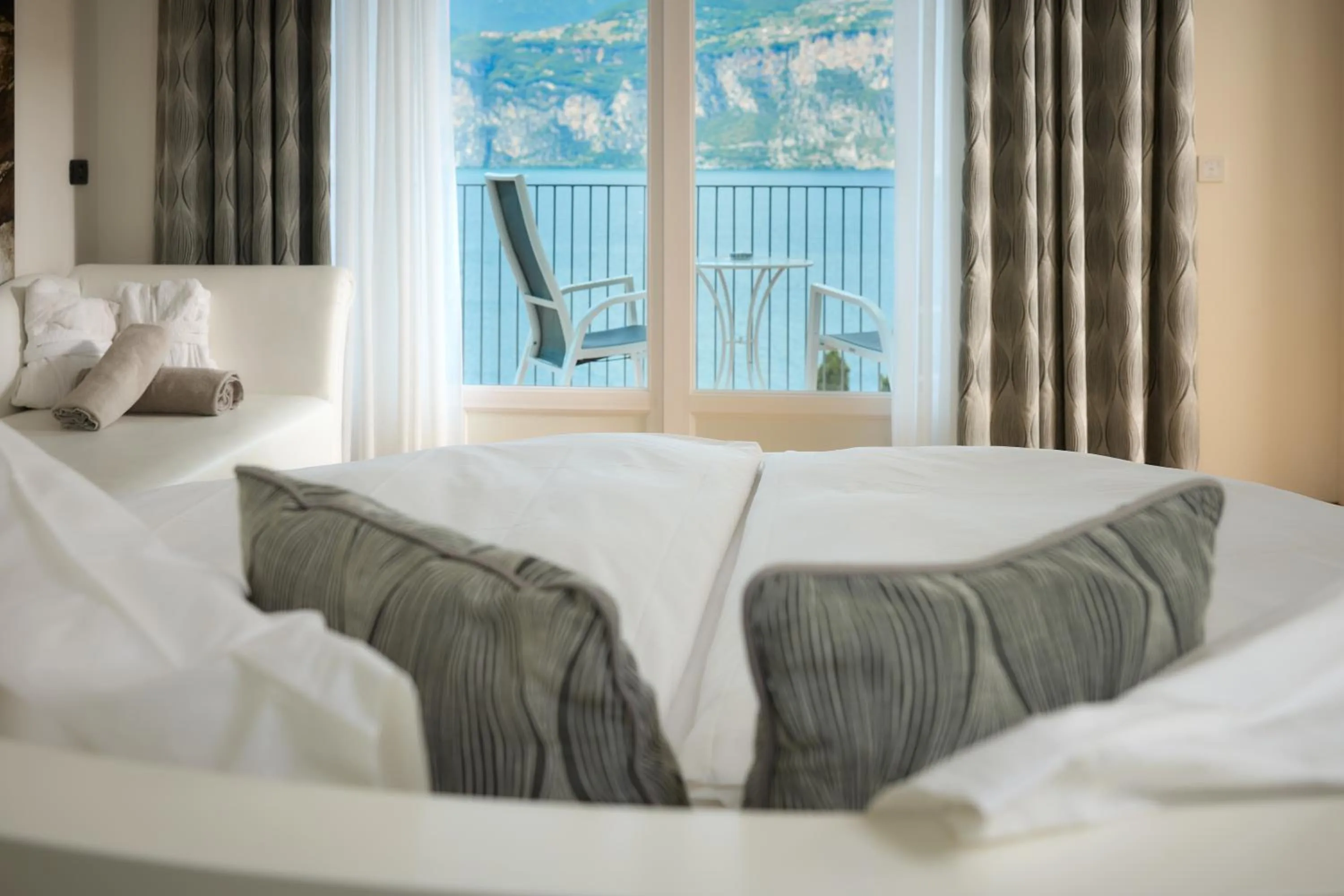 Lake view, Bed in Hotel Capri