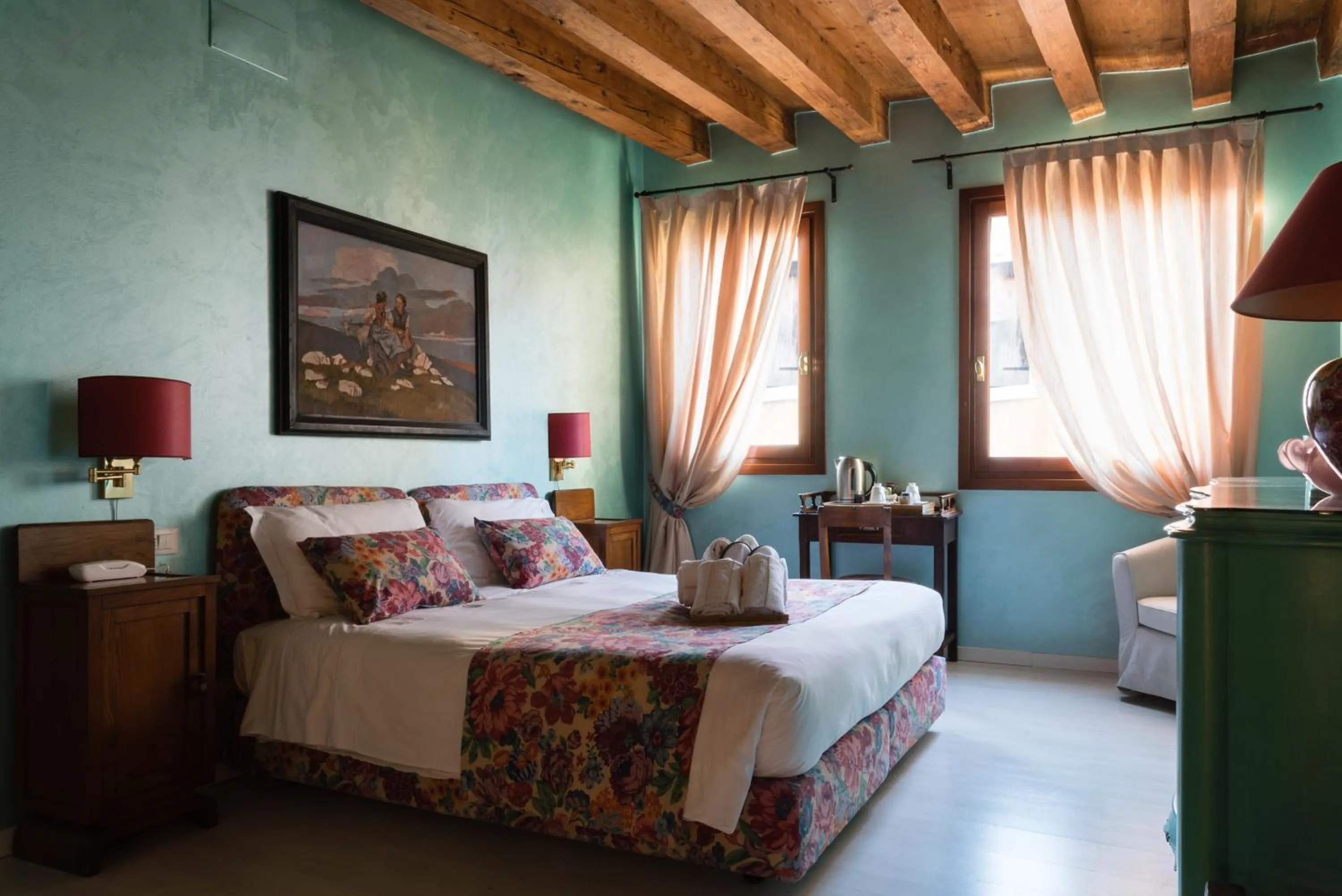 Photo of the whole room, Bed in Locanda Ai Santi Apostoli Sul Canal Grande - Ferretti Hotels Collection