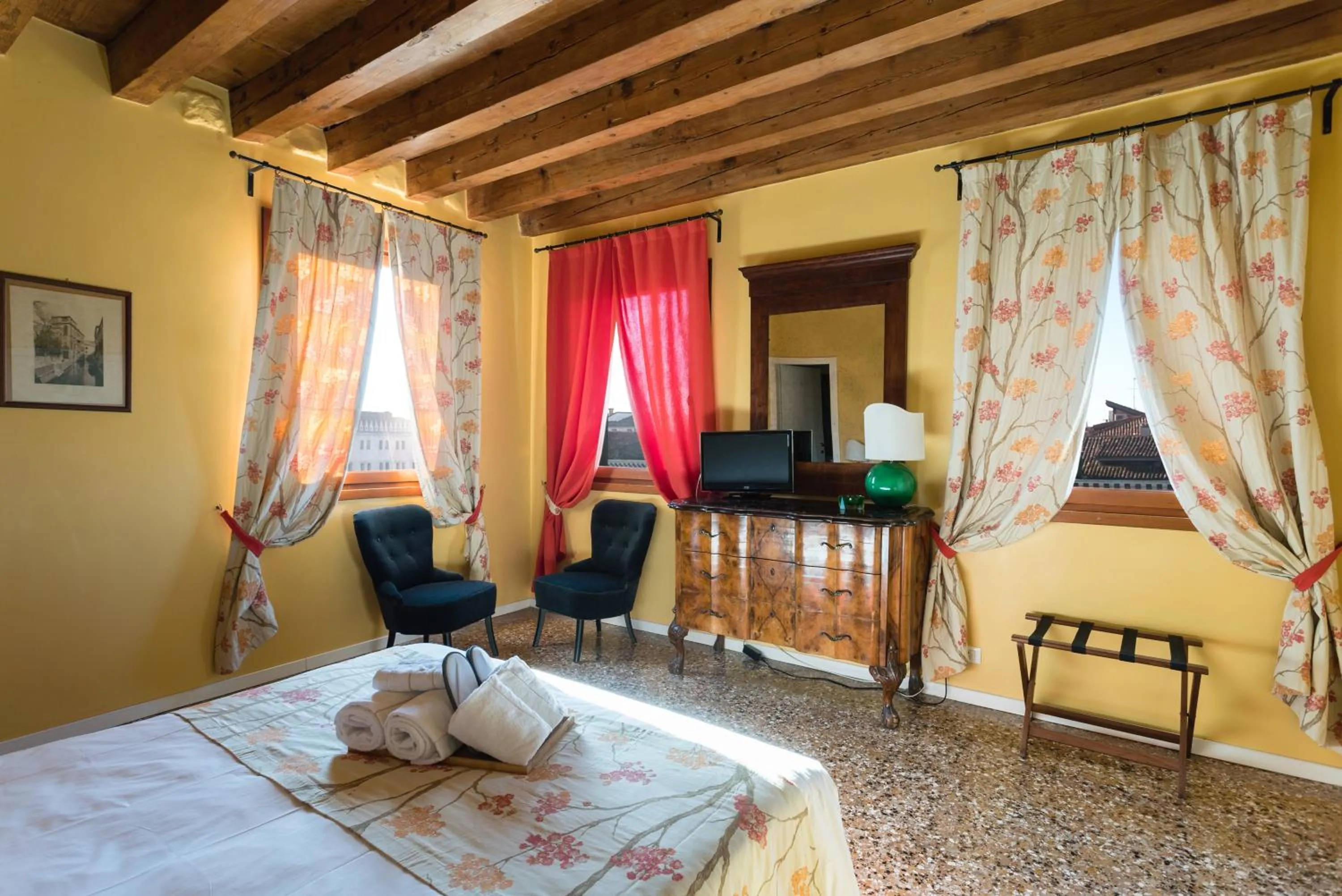 Photo of the whole room, Bed in Locanda Ai Santi Apostoli Sul Canal Grande - Ferretti Hotels Collection