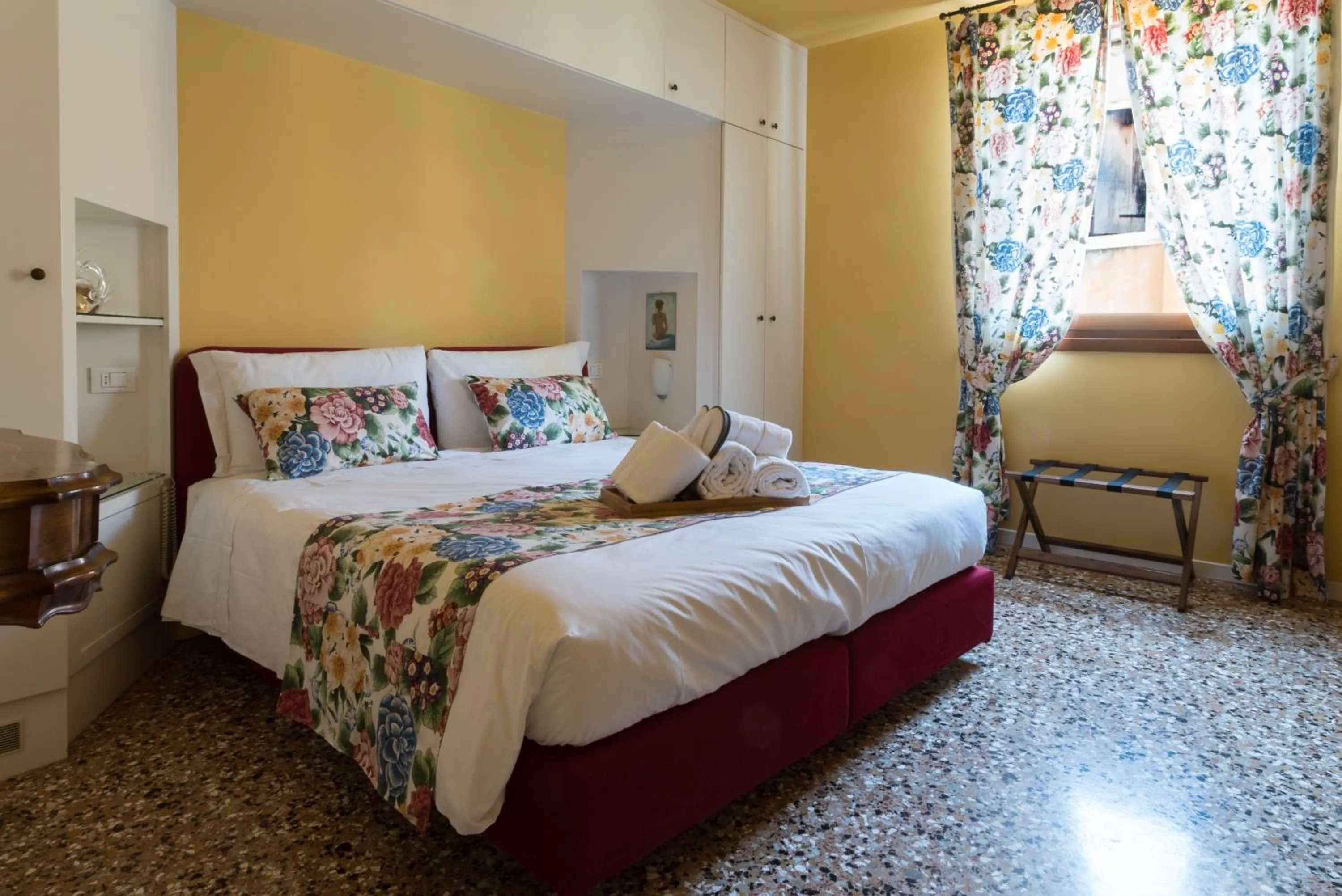Photo of the whole room, Bed in Locanda Ai Santi Apostoli Sul Canal Grande - Ferretti Hotels Collection