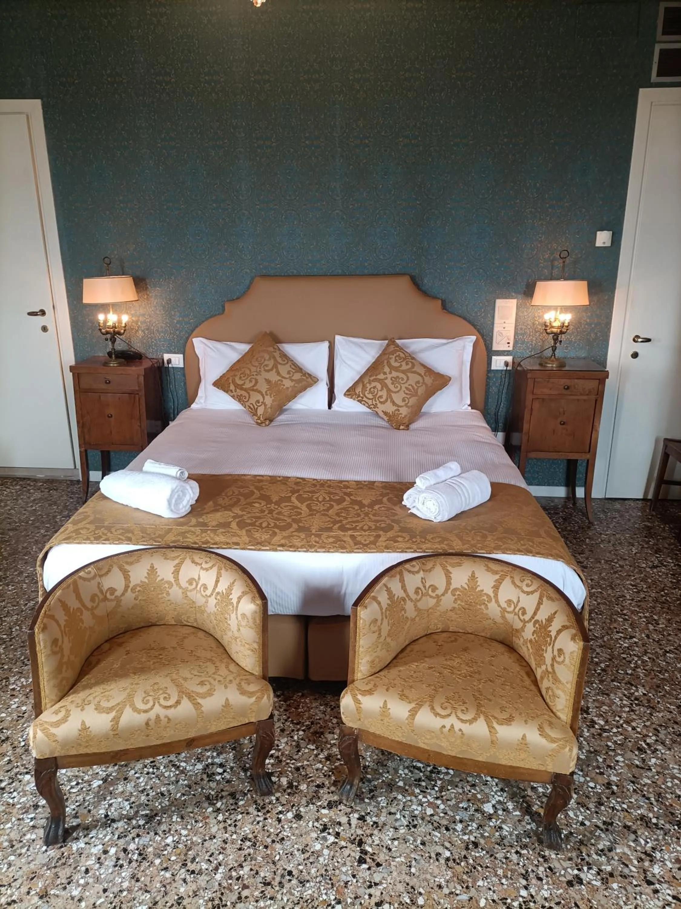Coffee/tea facilities, Bed in Locanda Ai Santi Apostoli Sul Canal Grande - Ferretti Hotels Collection