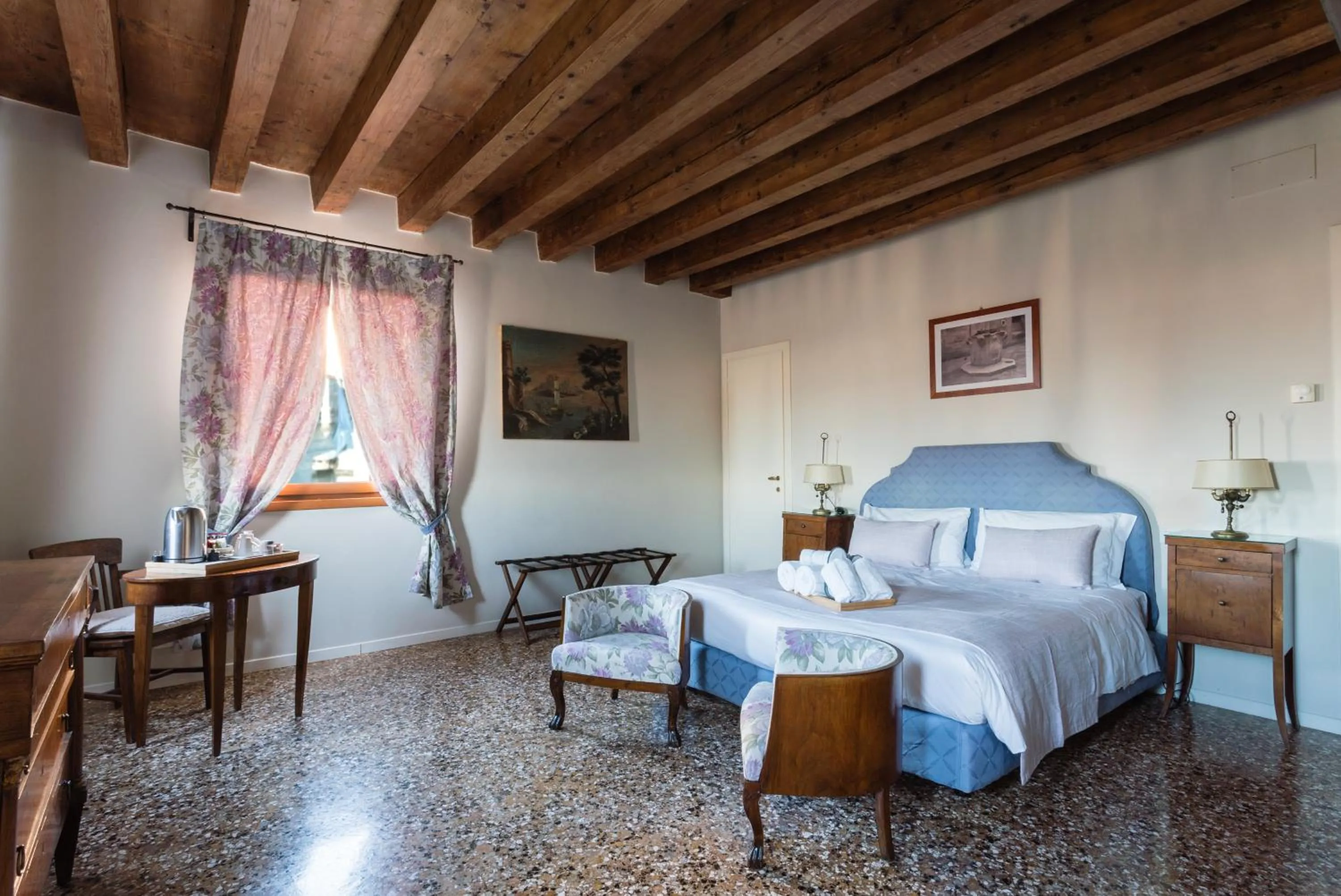 Bed in Locanda Ai Santi Apostoli Sul Canal Grande - Ferretti Hotels Collection