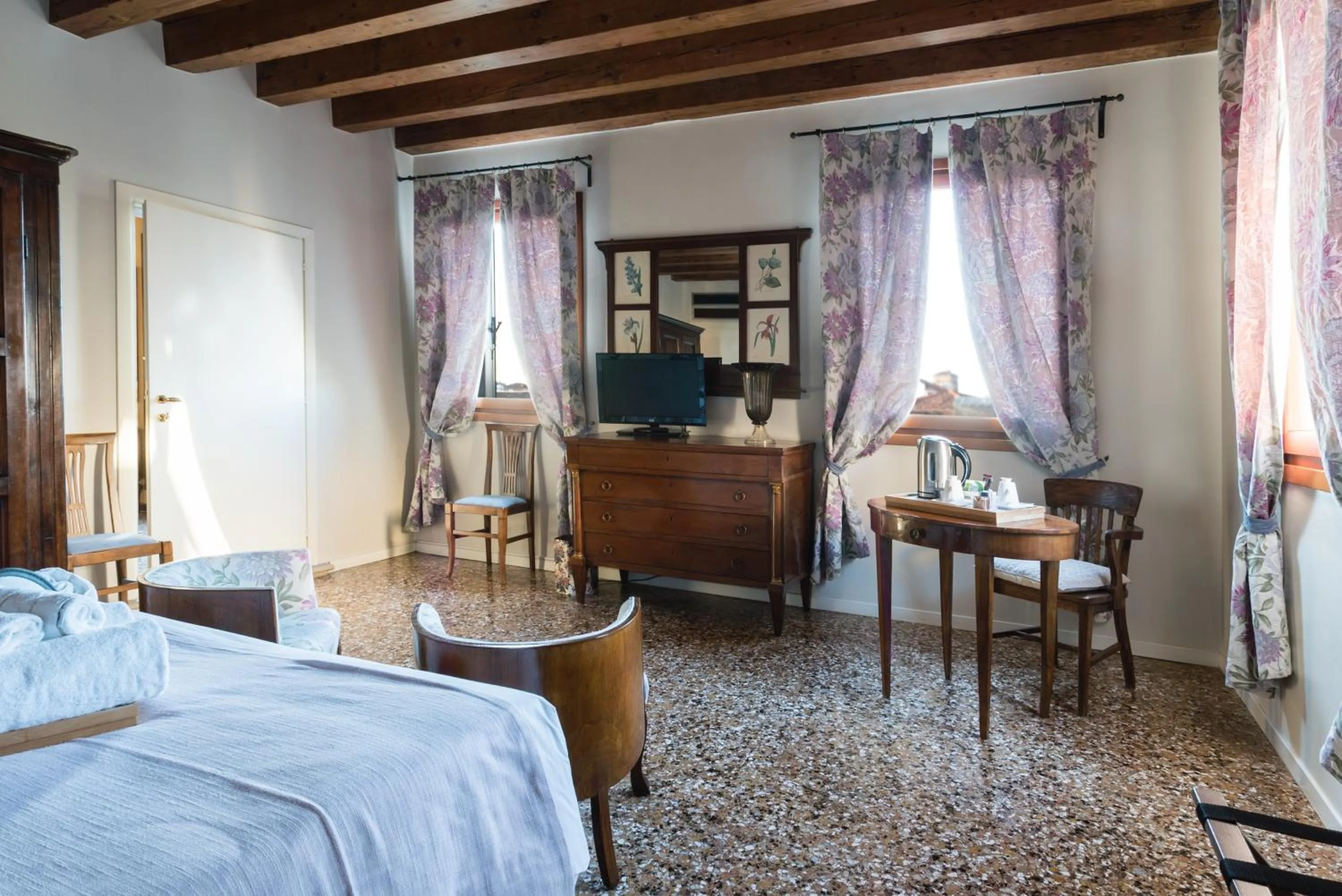 Coffee/tea facilities, Bed in Locanda Ai Santi Apostoli Sul Canal Grande - Ferretti Hotels Collection