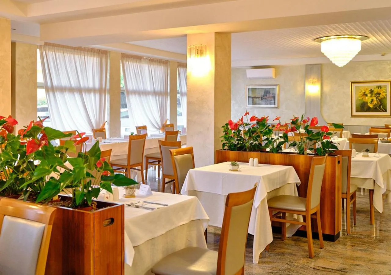 Restaurant/places to eat in Hotel Eden Garda