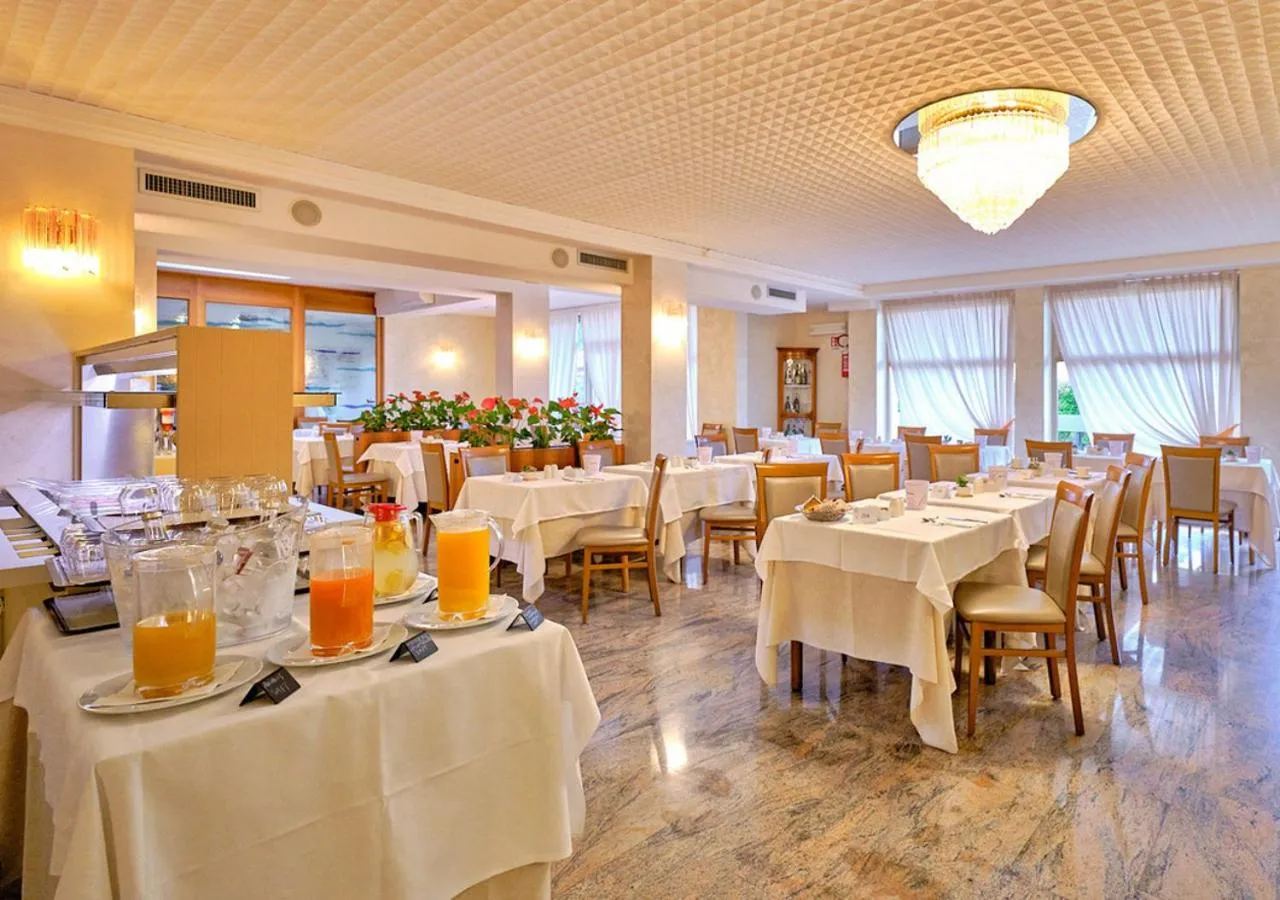 Restaurant/places to eat in Hotel Eden Garda