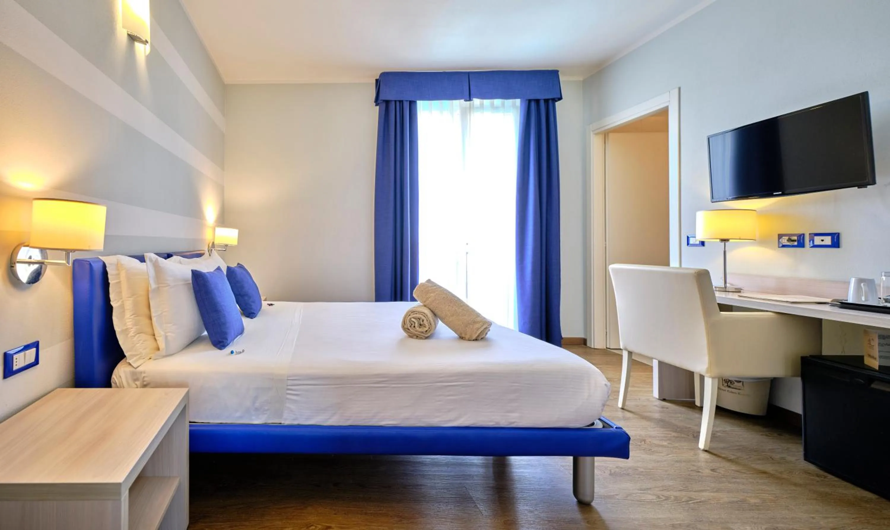 TV and multimedia, Bed in Hotel Eden Garda