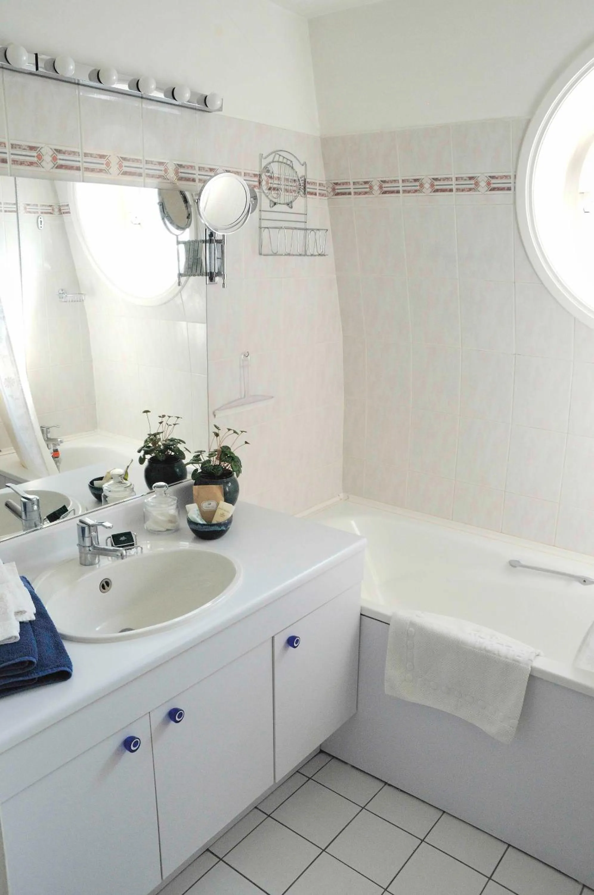 Bathroom in 52 Clichy Bed & Breakfast - Chambre d'hôtes